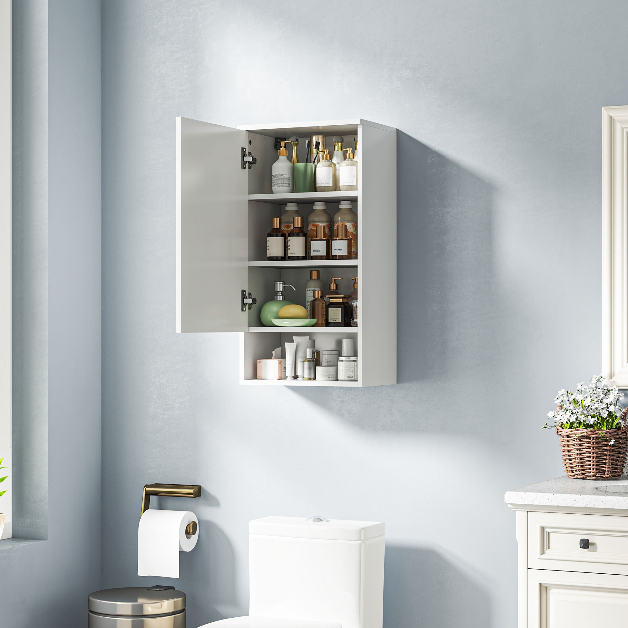 Weißer Medizinschrank geöffnet, enthüllt Toilettenartikel. Toilette im Vordergrund. Hellblaue Wand.