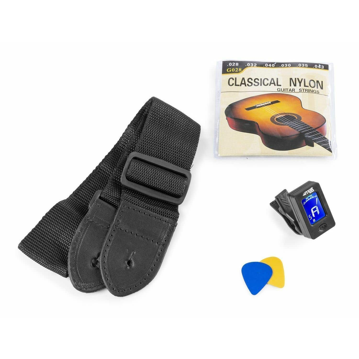 Correa de guitarra, cuerdas, afinador y púas sobre una superficie blanca.