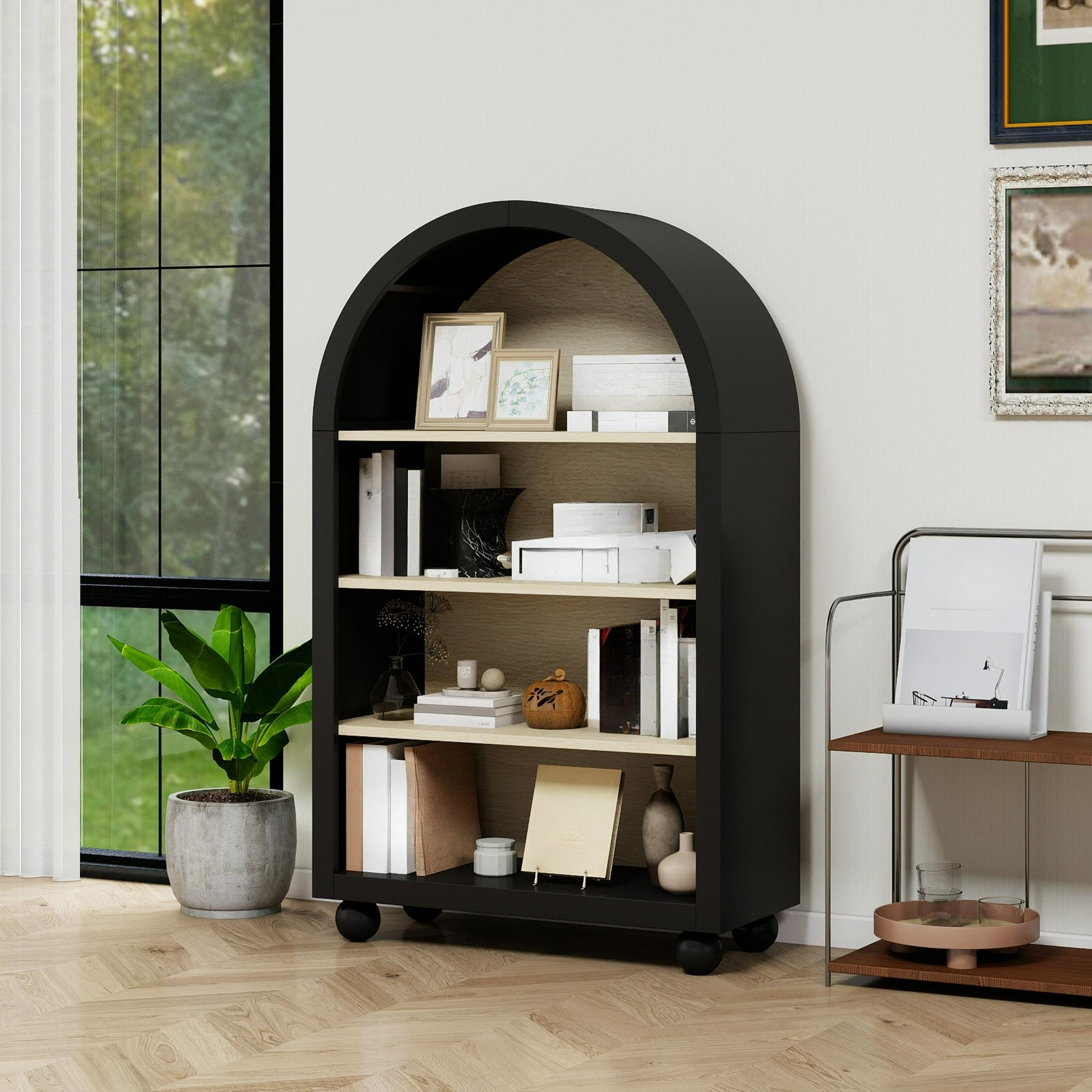 Schwarzes, gewölbtes Bücherregal mit Büchern und Deko. Pflanze im Topf. Fenster im Hintergrund.