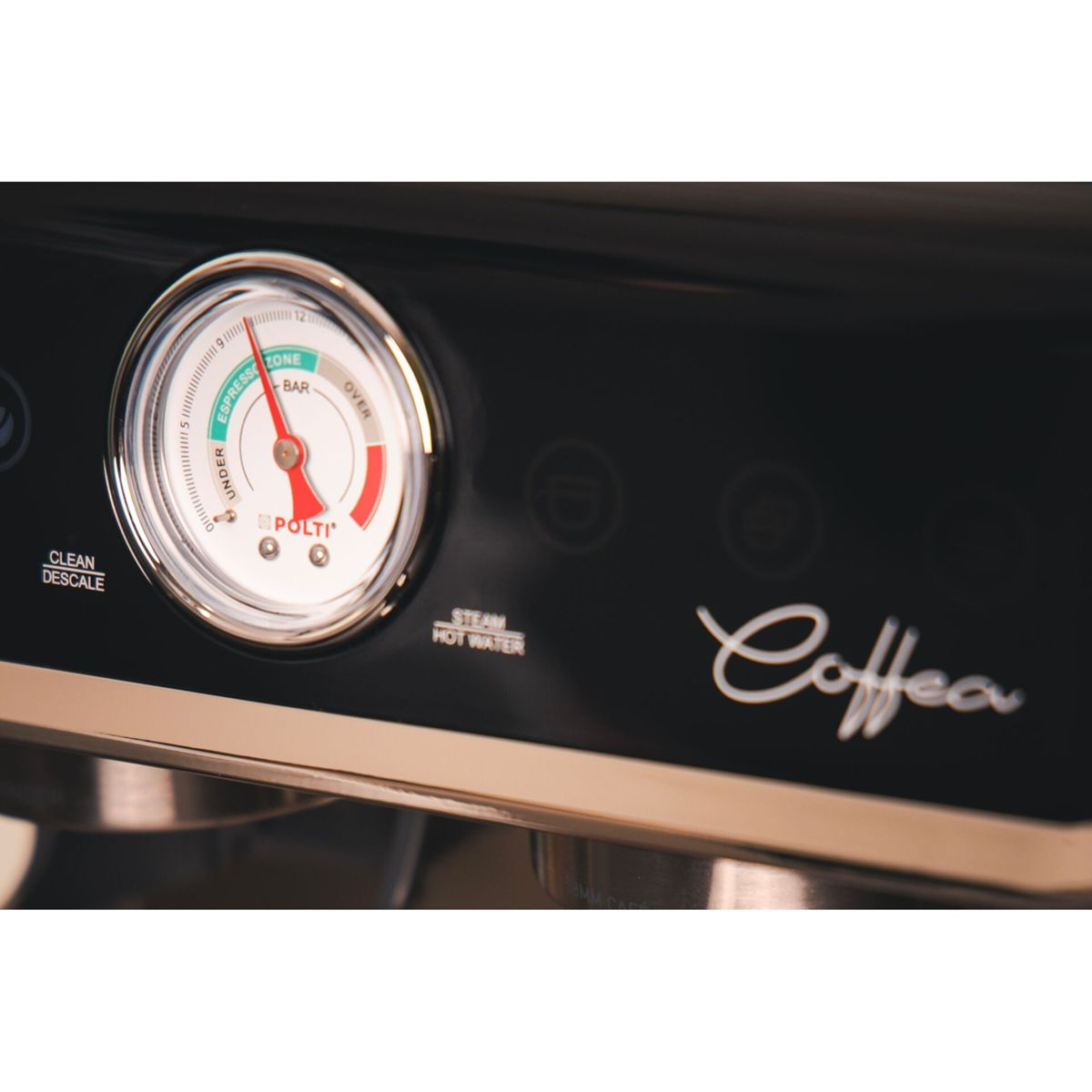 Nahaufnahme des Bedienfelds einer Kaffeemaschine mit Manometer.