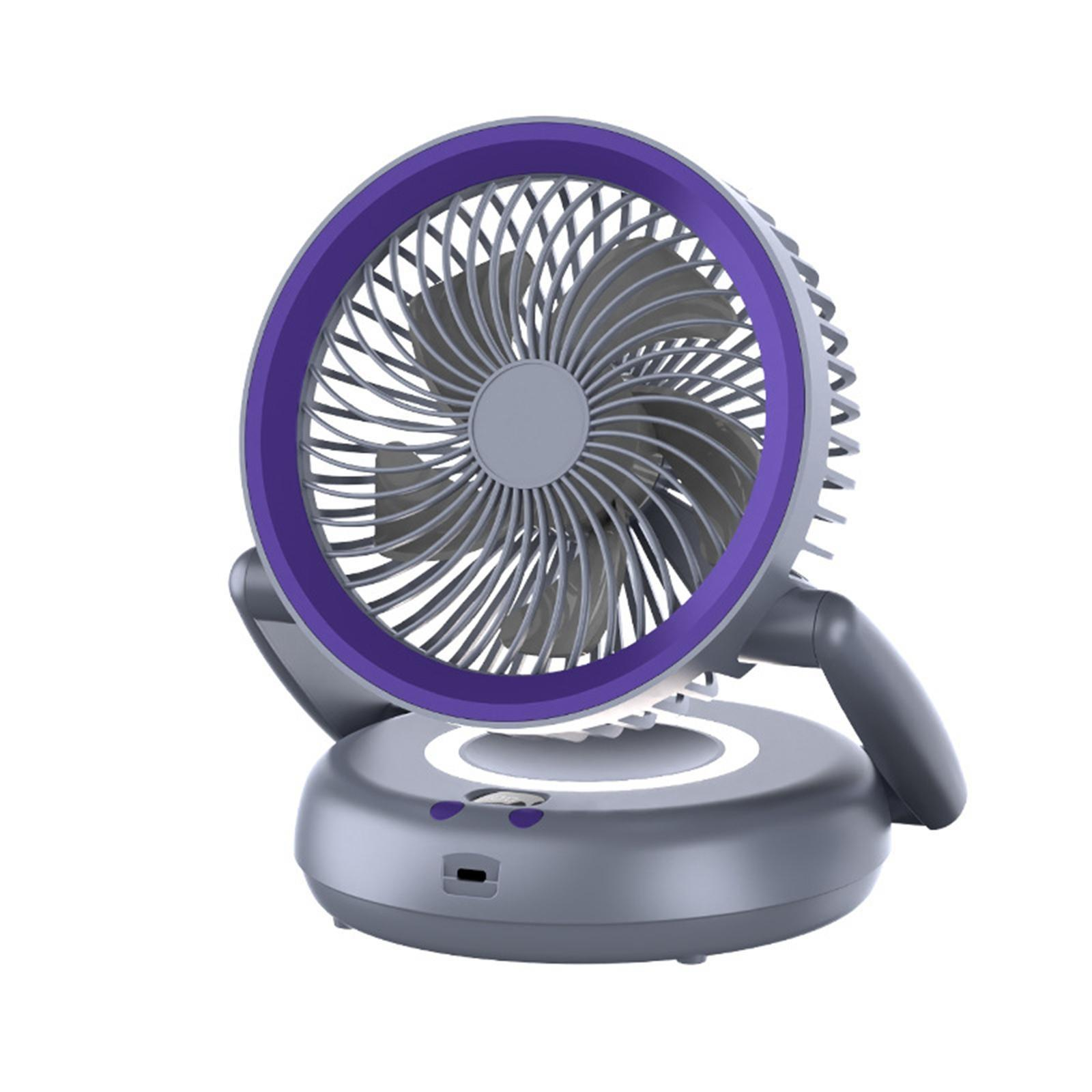 Ein lilafarben gerahmter, grauer Ventilator mit Griff steht auf kreisförmigem Sockel.