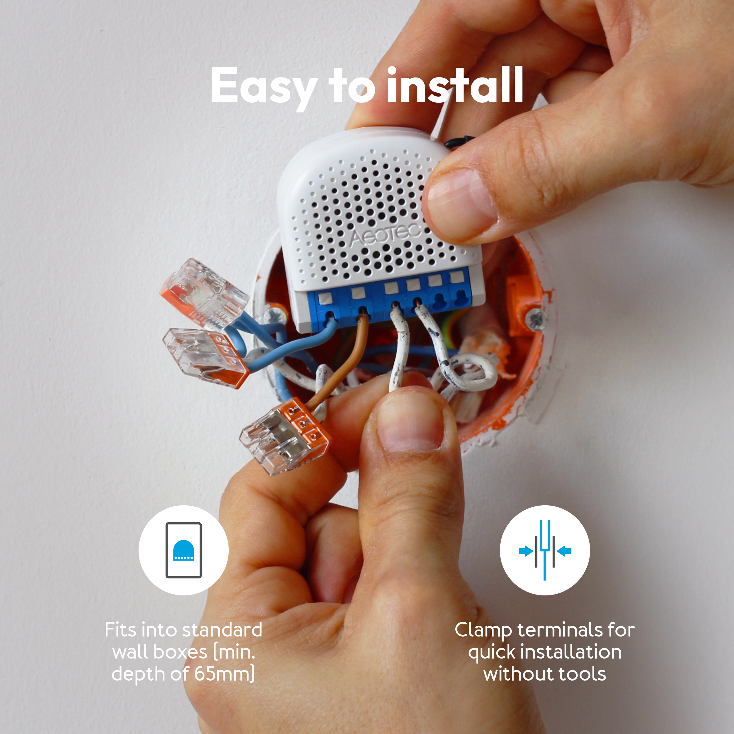 Hände installieren ein weißes Smart-Home-Gerät in eine orangefarbene Wanddose mit Drähten.