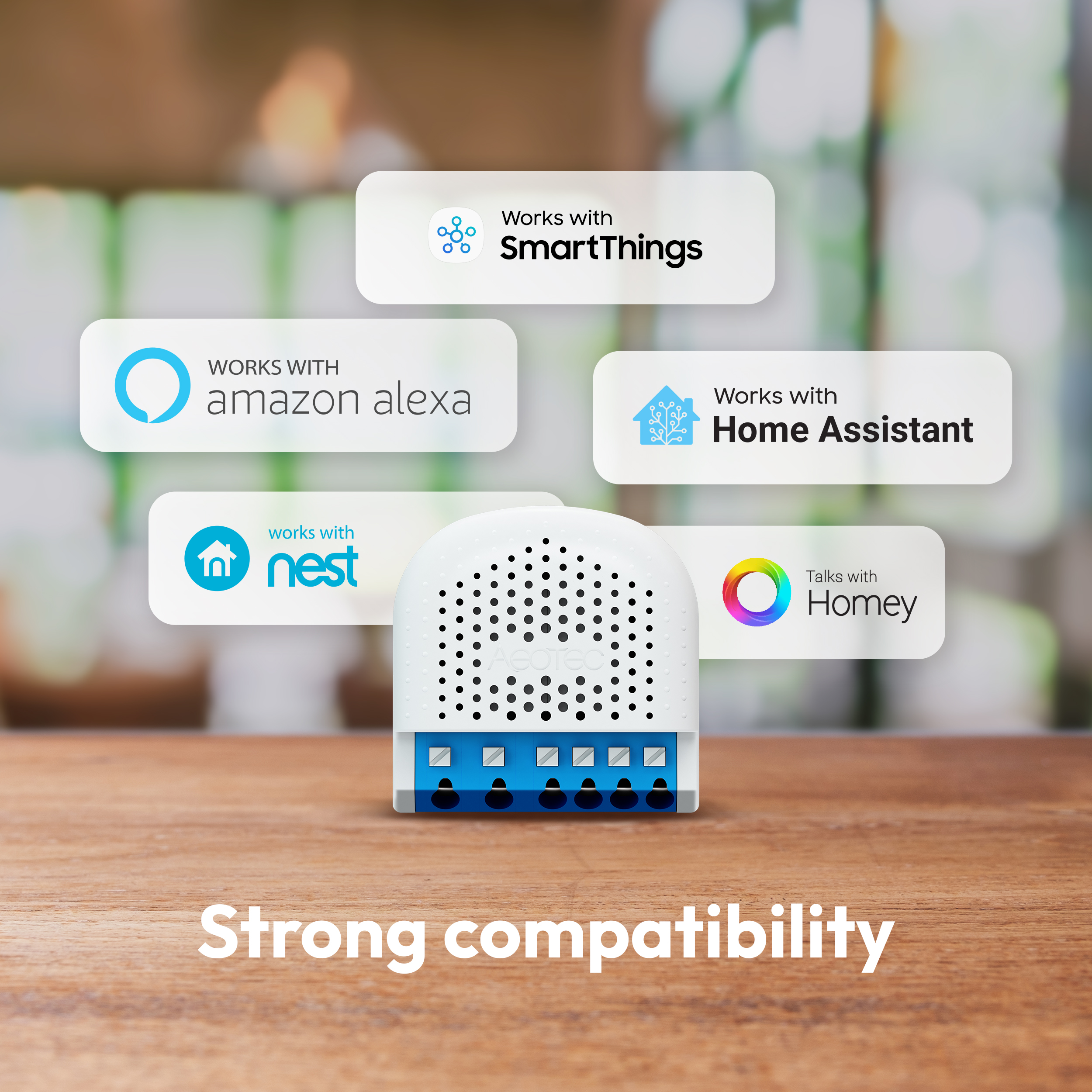Weißes Smart-Home-Gerät mit mehreren Kompatibilitätskennzeichnungen auf einem Holztisch.