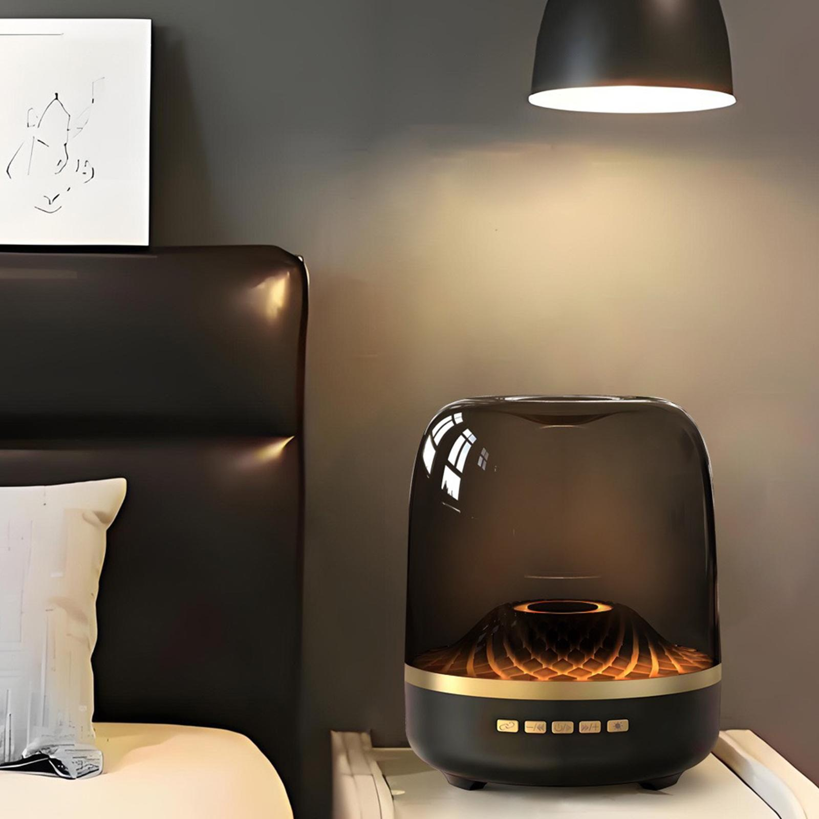 Schwarze und goldene Lampe auf einem Nachttisch. Bett und Kunstwerk im Hintergrund.