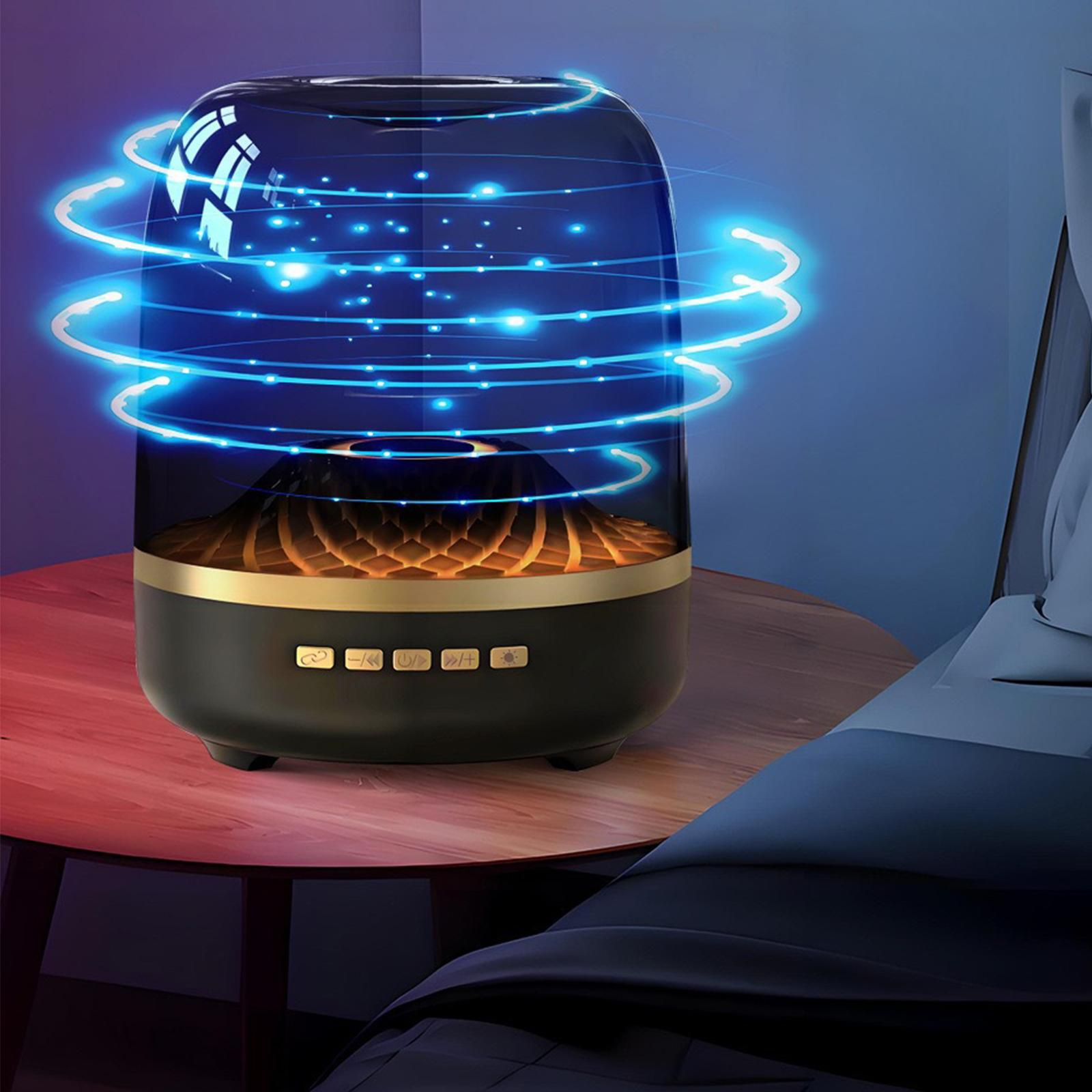 Schwarze und goldene Lampe auf einem Tisch, mit Lichtspuren. Blauer Schein.