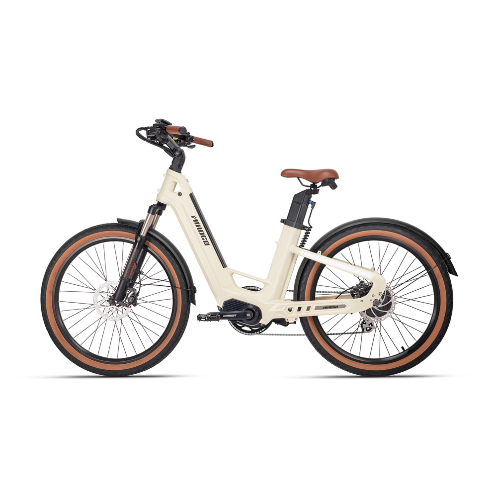 Cremefarbenes Elektrofahrrad mit braunen Akzenten. Reifen und Sitz sind braun. Weißer Hintergrund.