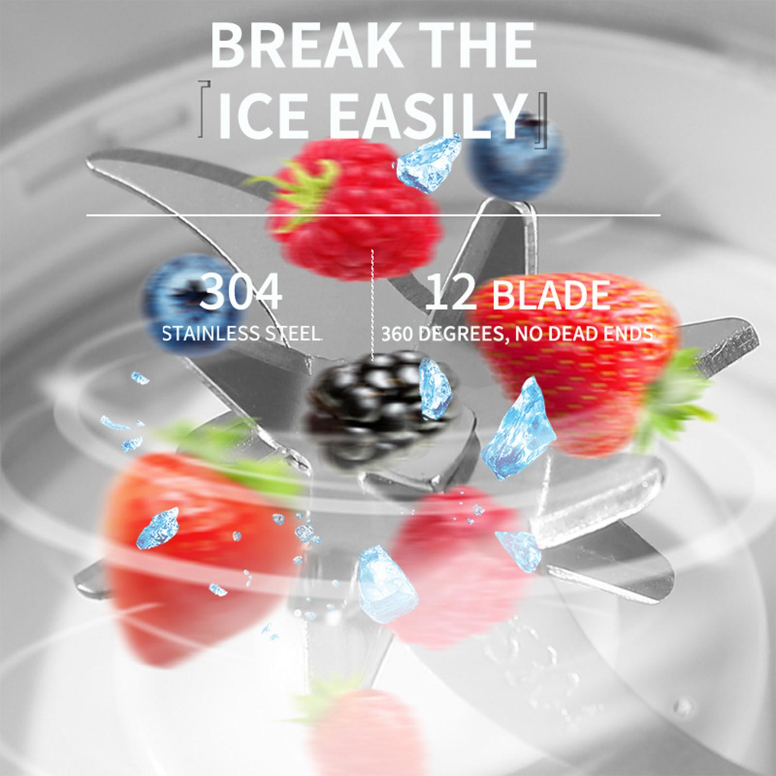 Mixer mit Klingen und Früchten. Erdbeeren, Blaubeeren und Eisstücke sind sichtbar.