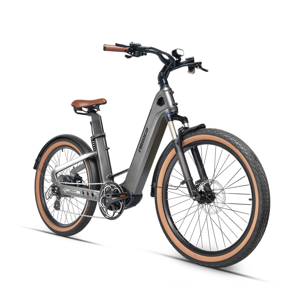 Ein E-Bike auf weißem Hintergrund. Es hat einen grauen Rahmen, einen braunen Sitz und dicke Reifen.
