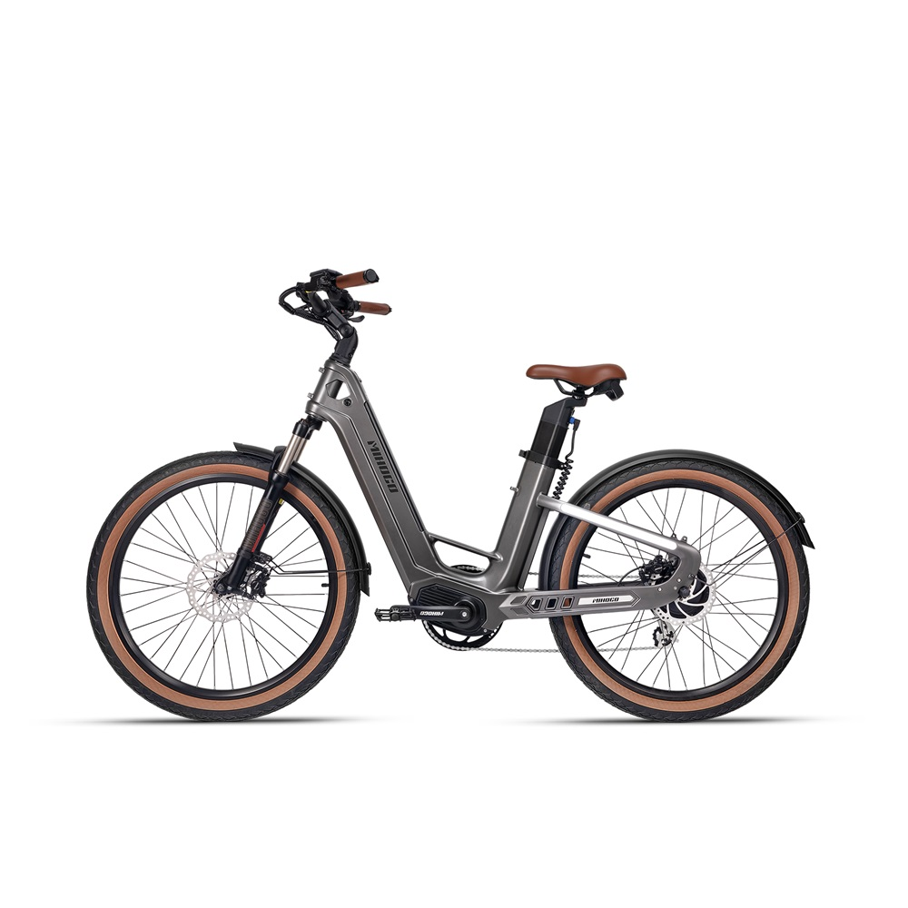 Ein graues Elektrofahrrad auf weißem Hintergrund. Es hat einen braunen Sitz und Reifen.