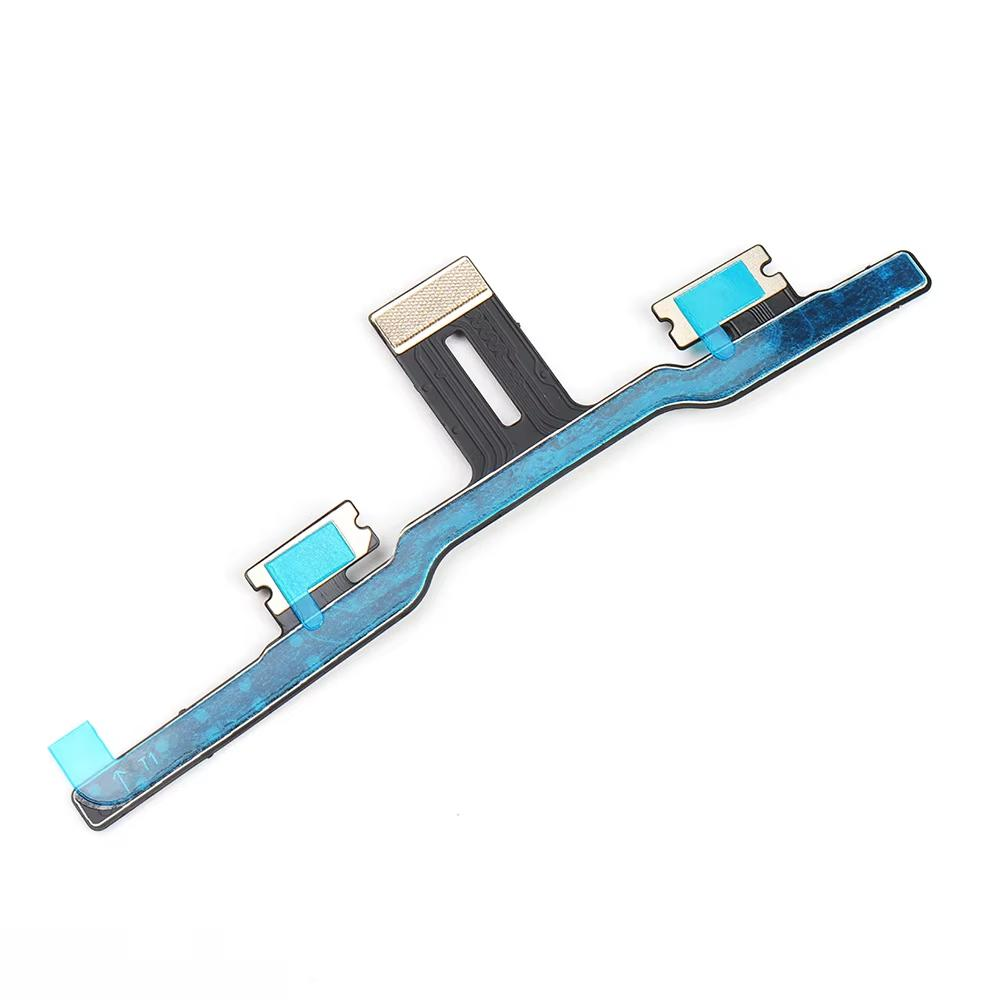 Componente elettronico, un cavo a nastro nero e blu con connettori, su sfondo bianco.