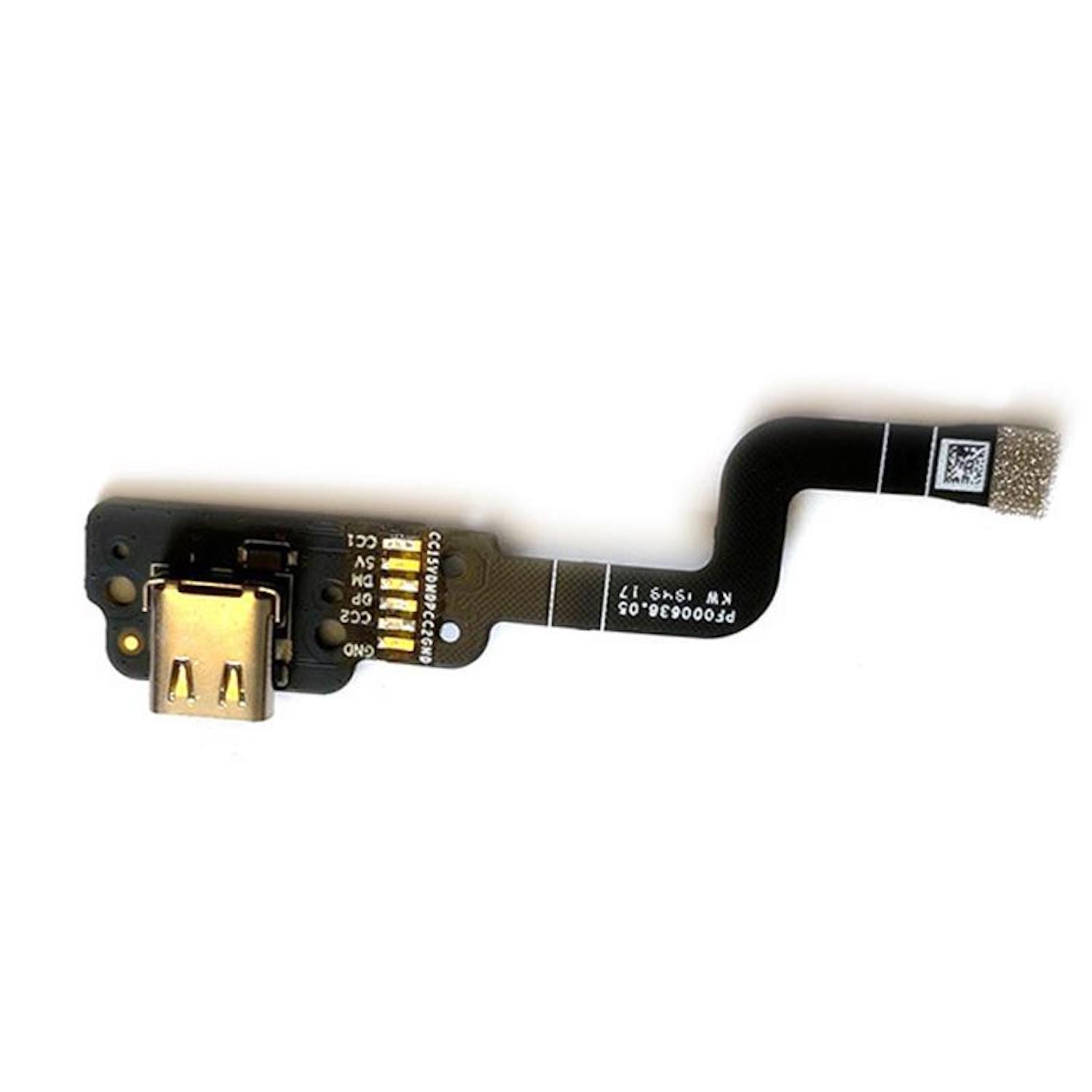Circuito nero con porta USB. Ha varie etichette e un'estremità rettangolare. Isolato su sfondo bianco.