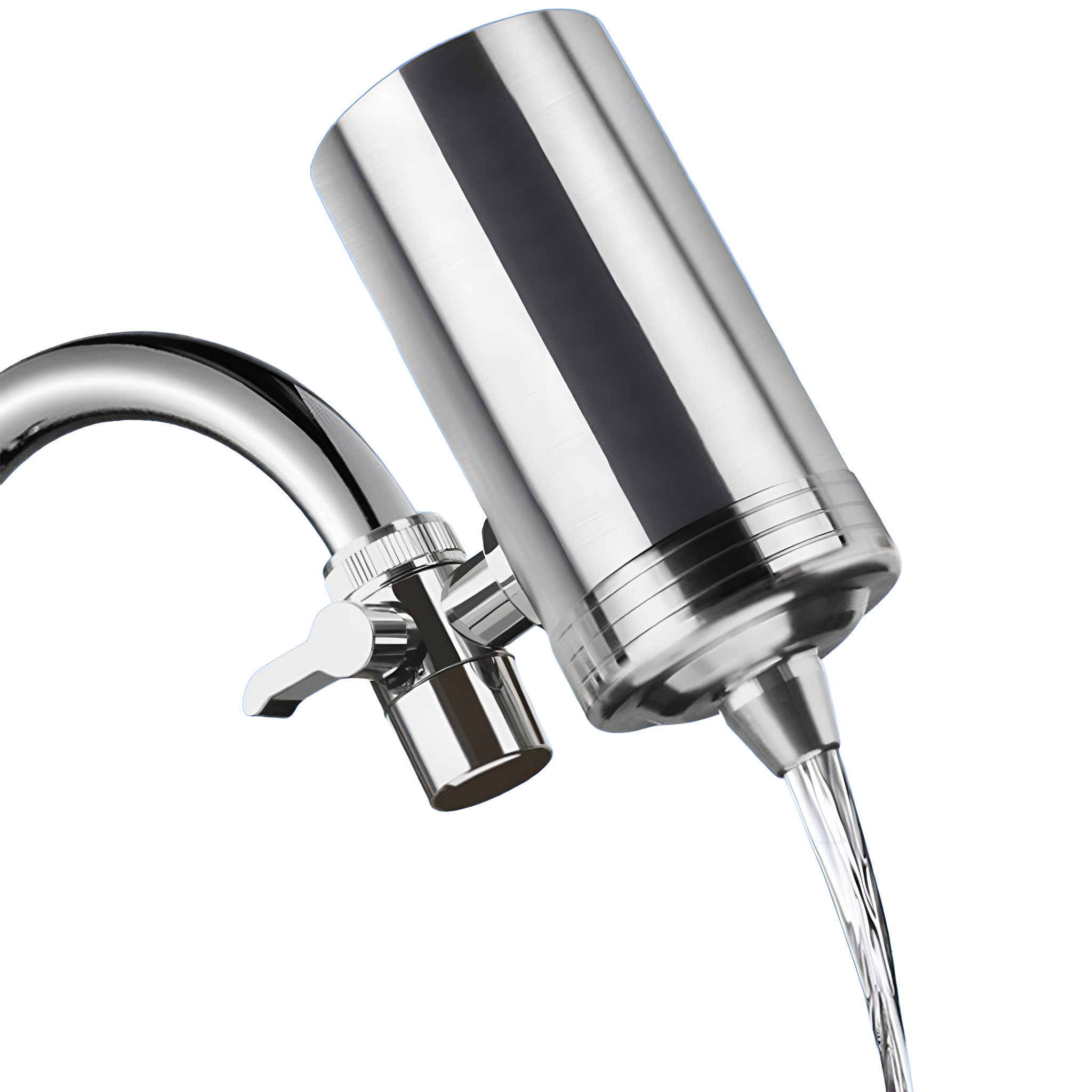 Wasserfilter an einem Chromhahn, Wasser fließt auf weißem Hintergrund heraus.