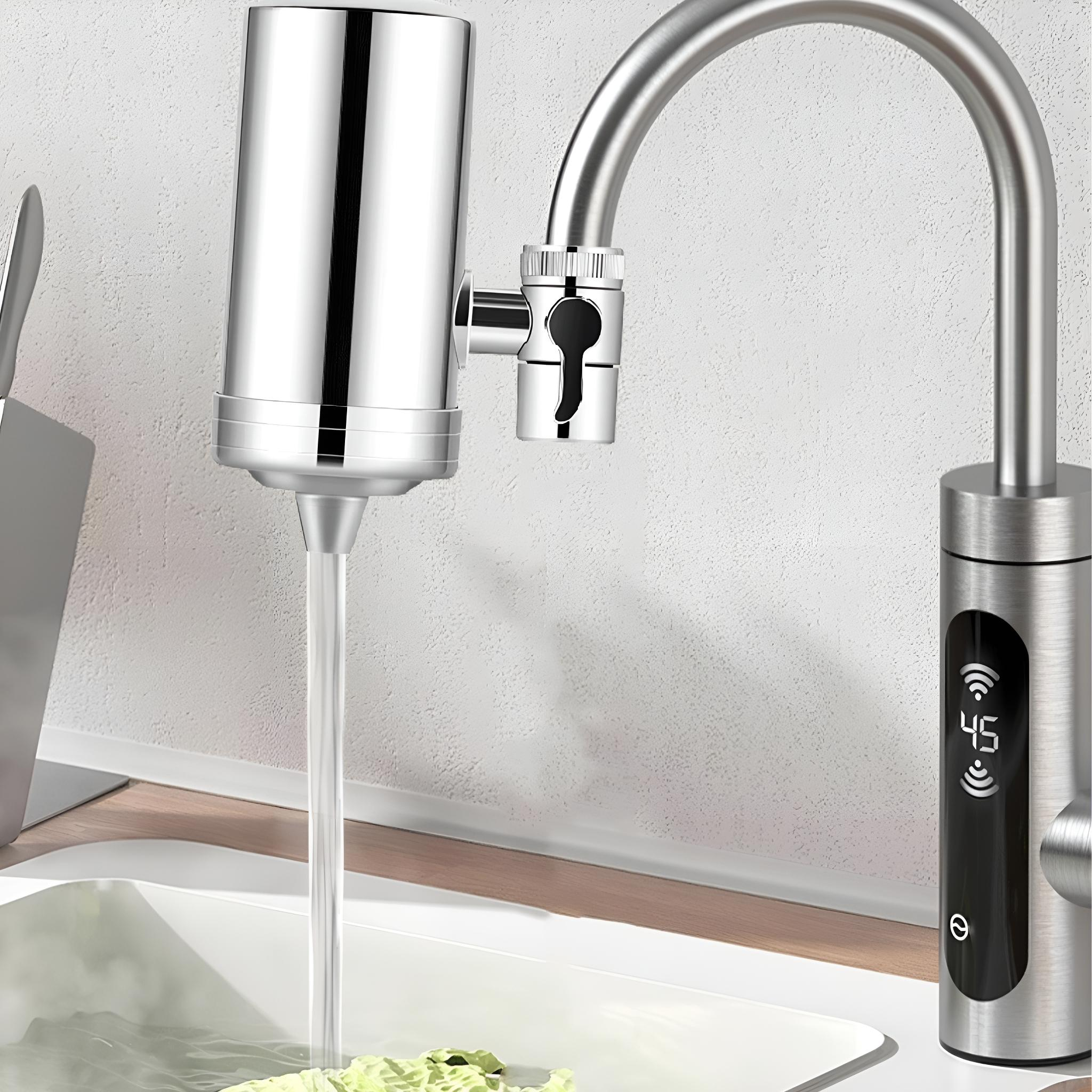 Chrom-Wasserhahn mit Wasserfilter. Wasser fließt in ein weißes Waschbecken mit Kohl.