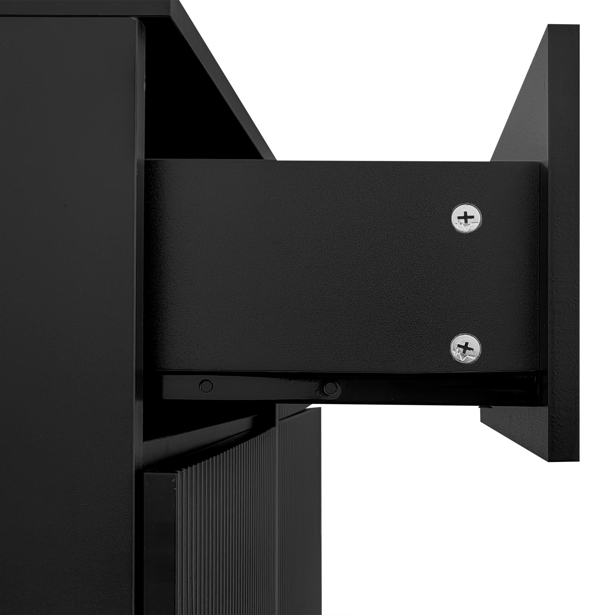 Offene schwarze Schublade in einem Schrank. Zwei Schrauben sind an der Schubladenfront sichtbar.