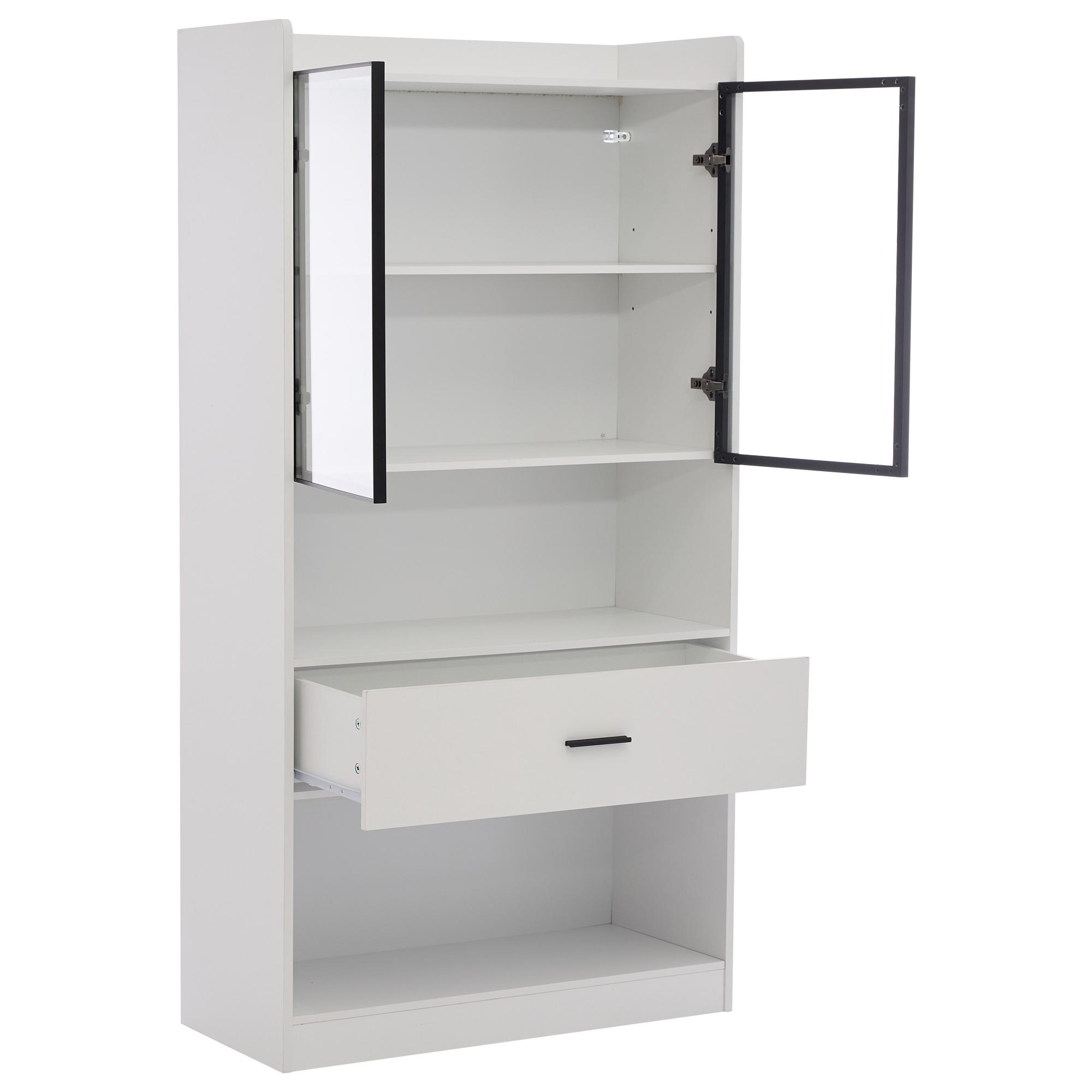 Ein weißer Schrank mit offener Schublade und Tür. Die offene Tür zeigt Regale. Weißer Hintergrund.