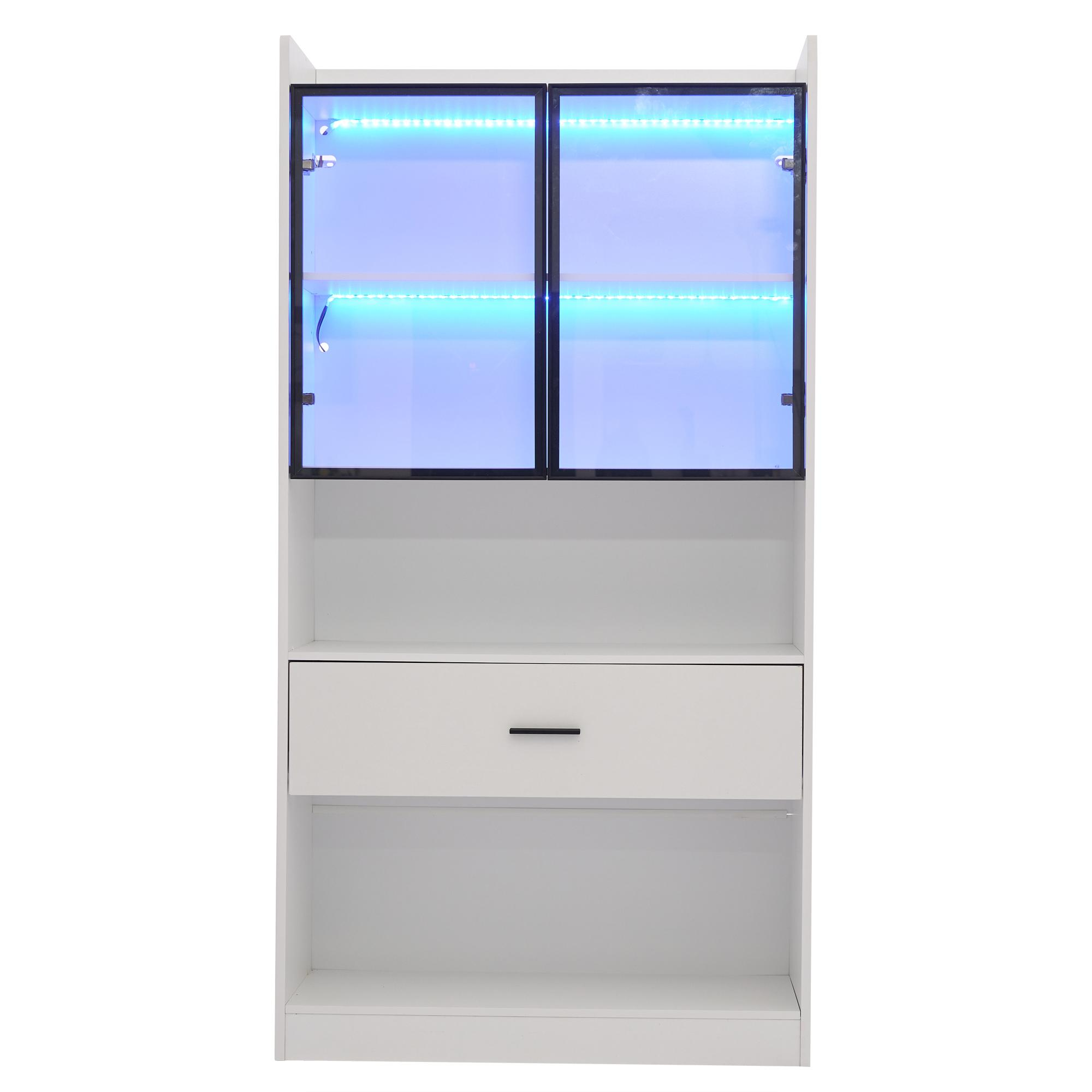 Ein weißer Schrank mit zwei Glastüren und einer Schublade. Die Türen sind mit blauen LED-Leuchten beleuchtet. Weißer Hintergrund.