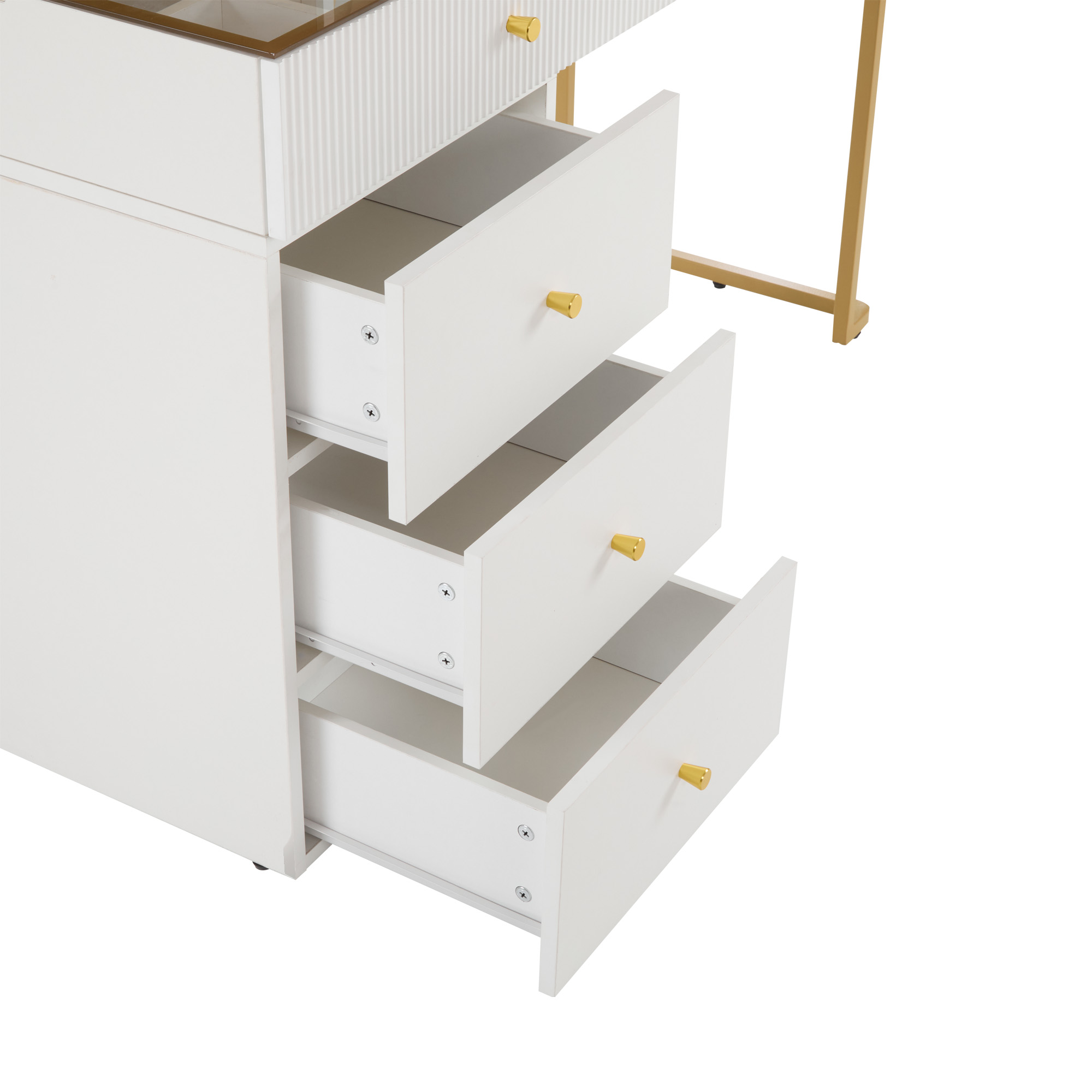 Weißer Schreibtisch mit geöffneten Schubladen. Goldene Schubladengriffe. Glastischplatte.