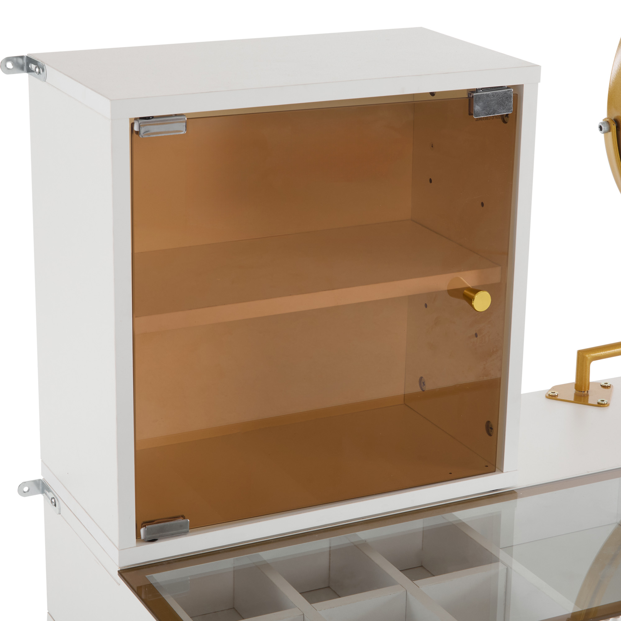 Weißer Schrank mit Glastür, zeigt Regale. Goldener Griff und Scharniere sichtbar.