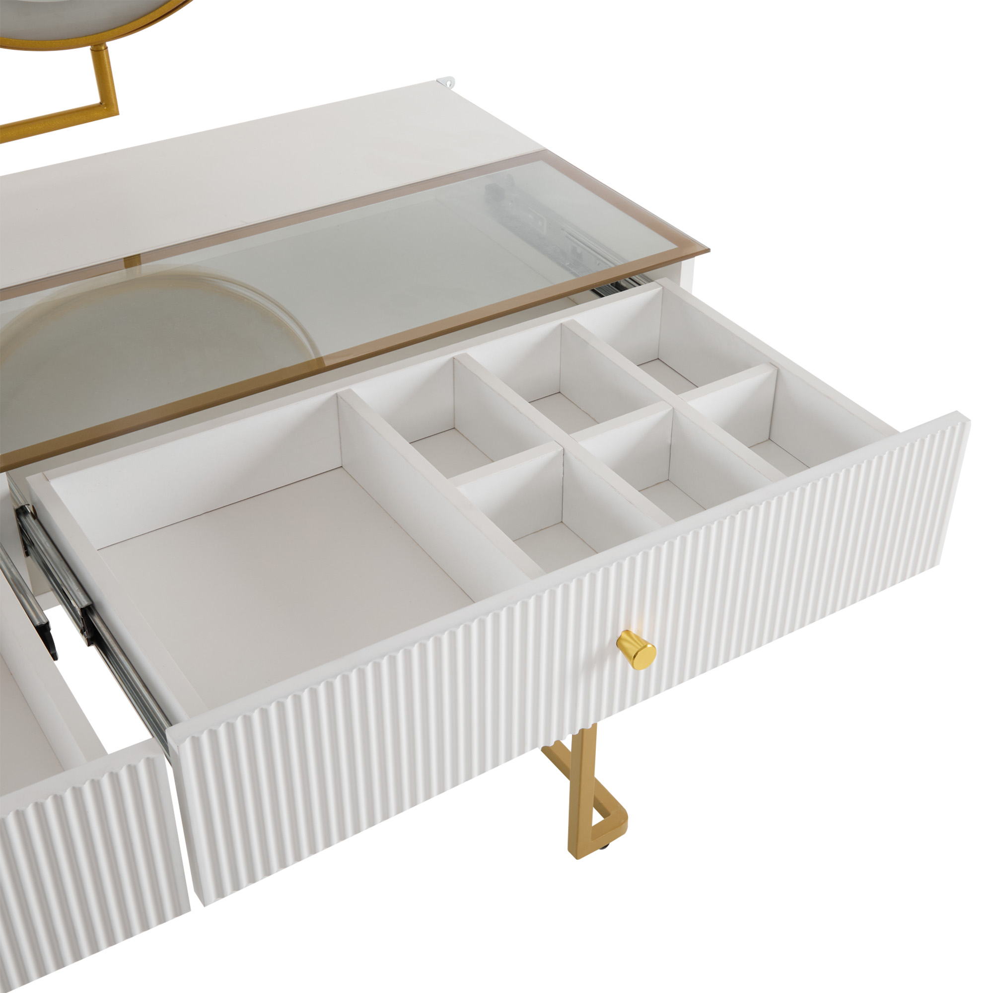 Weißer Schreibtisch mit offener Schublade, Trennwänden. Glastischplatte, goldene Akzente.