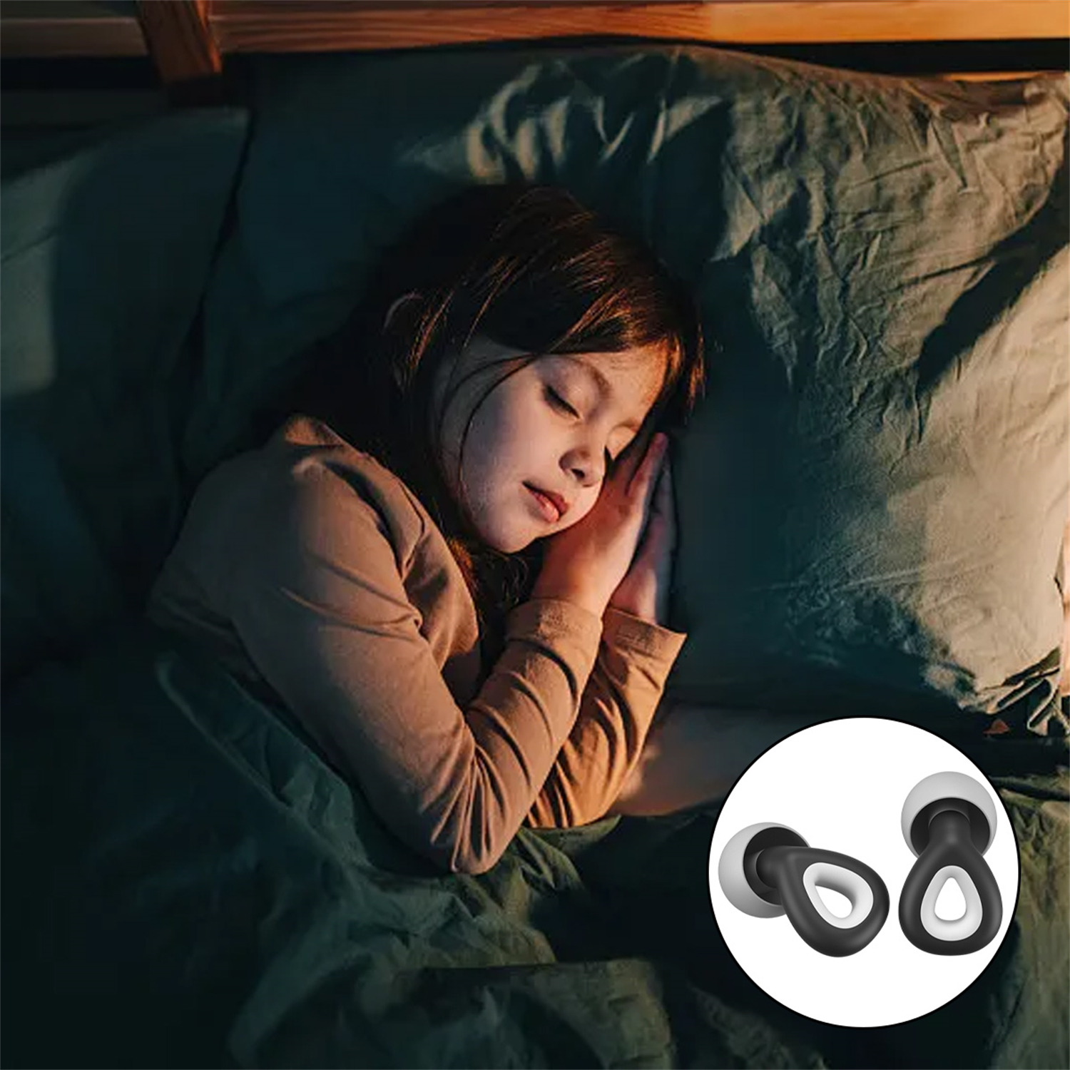 Schlafendes Mädchen im Bett, beiges Hemd, Ohrhörer in der Ecke.