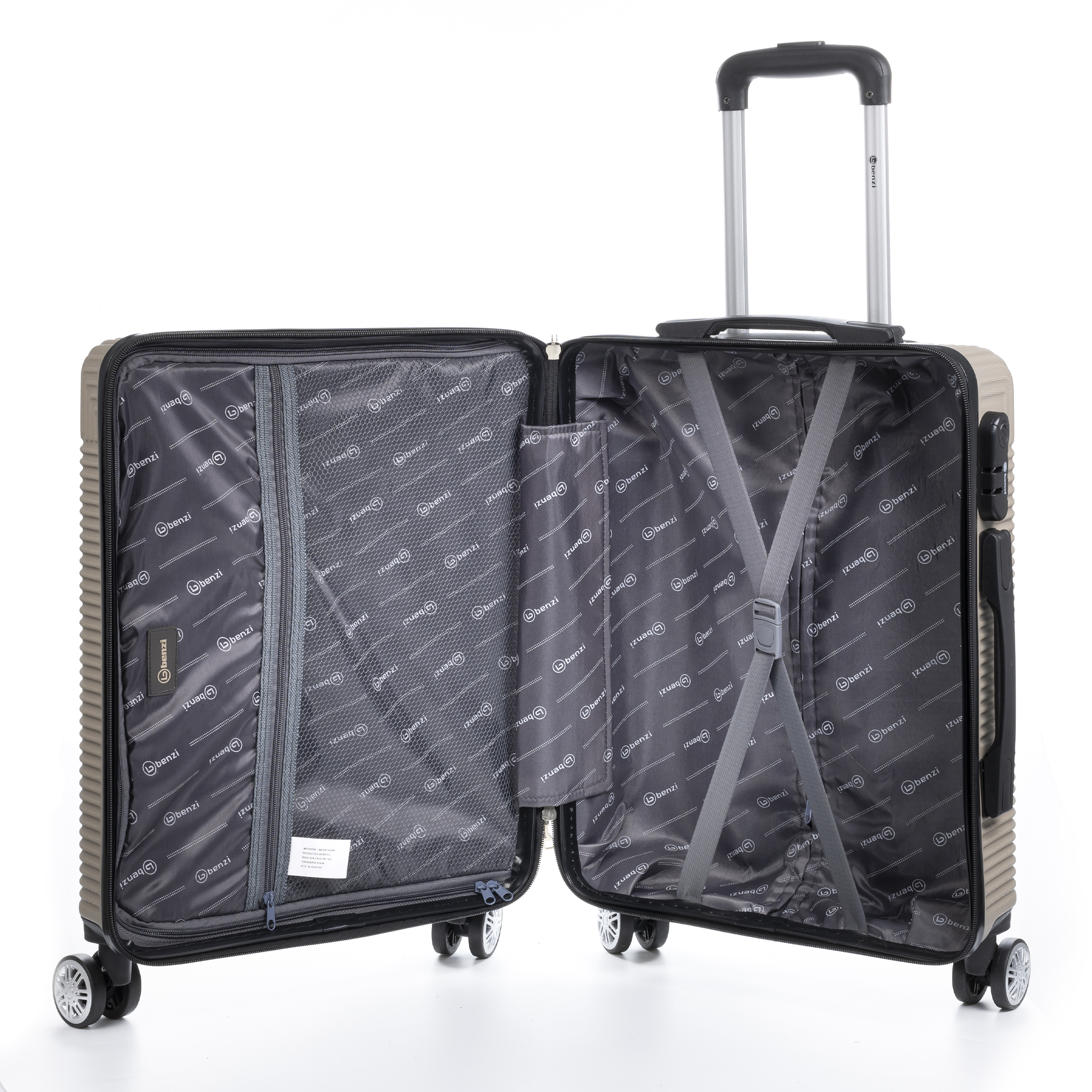 Offener Koffer, Innenraum sichtbar. Graues Futter, Gurte und Taschen. Räder sichtbar.