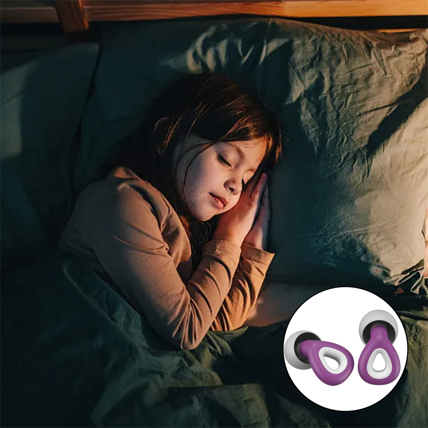 Schlafendes Mädchen, Ohrstöpsel im Ohr. Bett mit Kissen und Laken. Lila Ohrstöpsel isoliert unten.