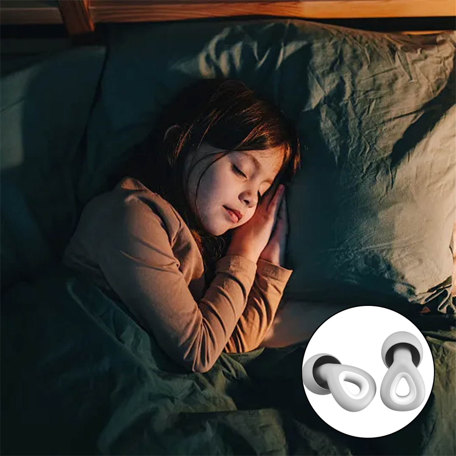 Ein schlafendes Mädchen im Bett, braunes Hemd, mit zwei Ohrstöpseln in der unteren rechten Ecke.