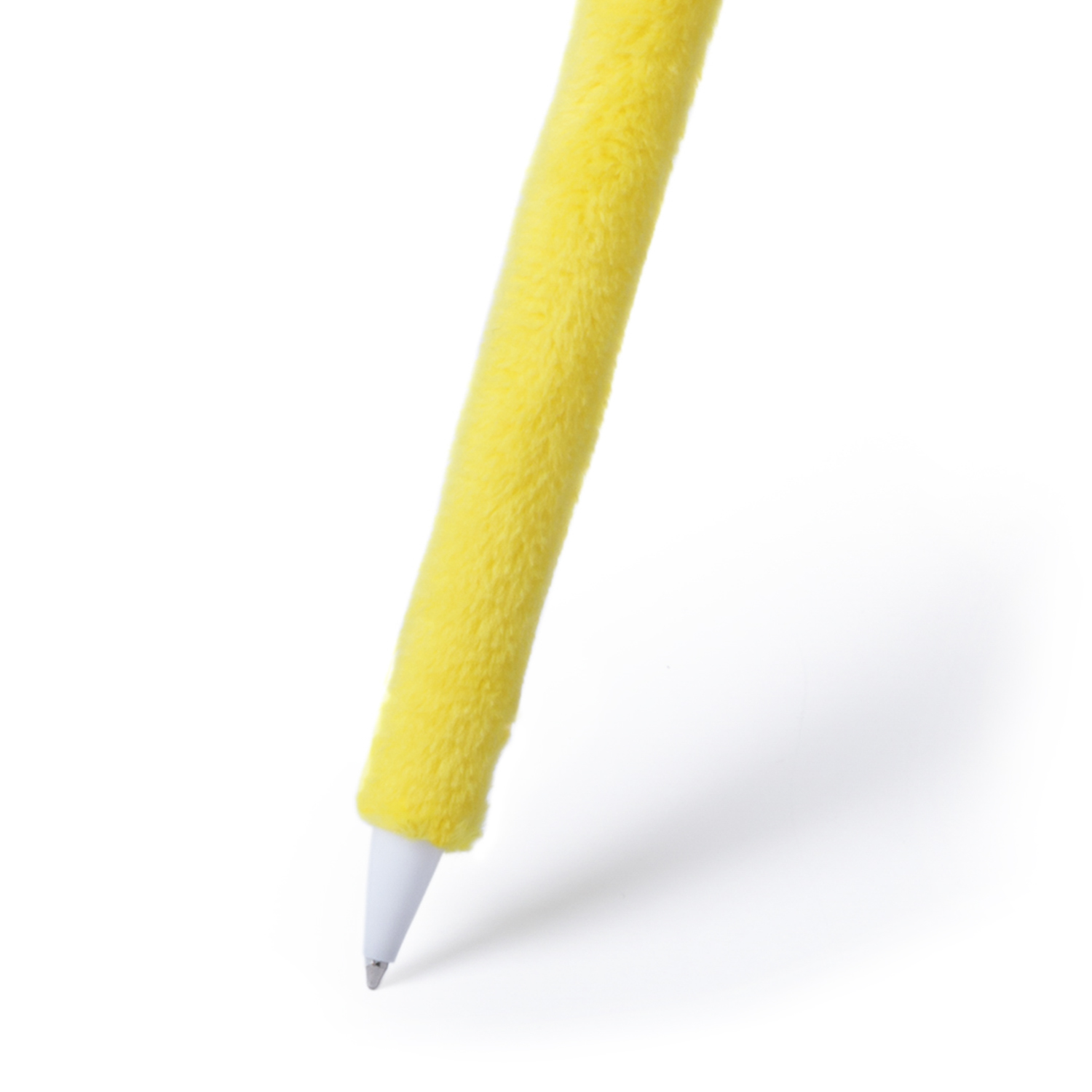 Gelber Stift mit pelziger Textur. Die Stiftspitze und der Deckel sind weiß, mit Schatten.