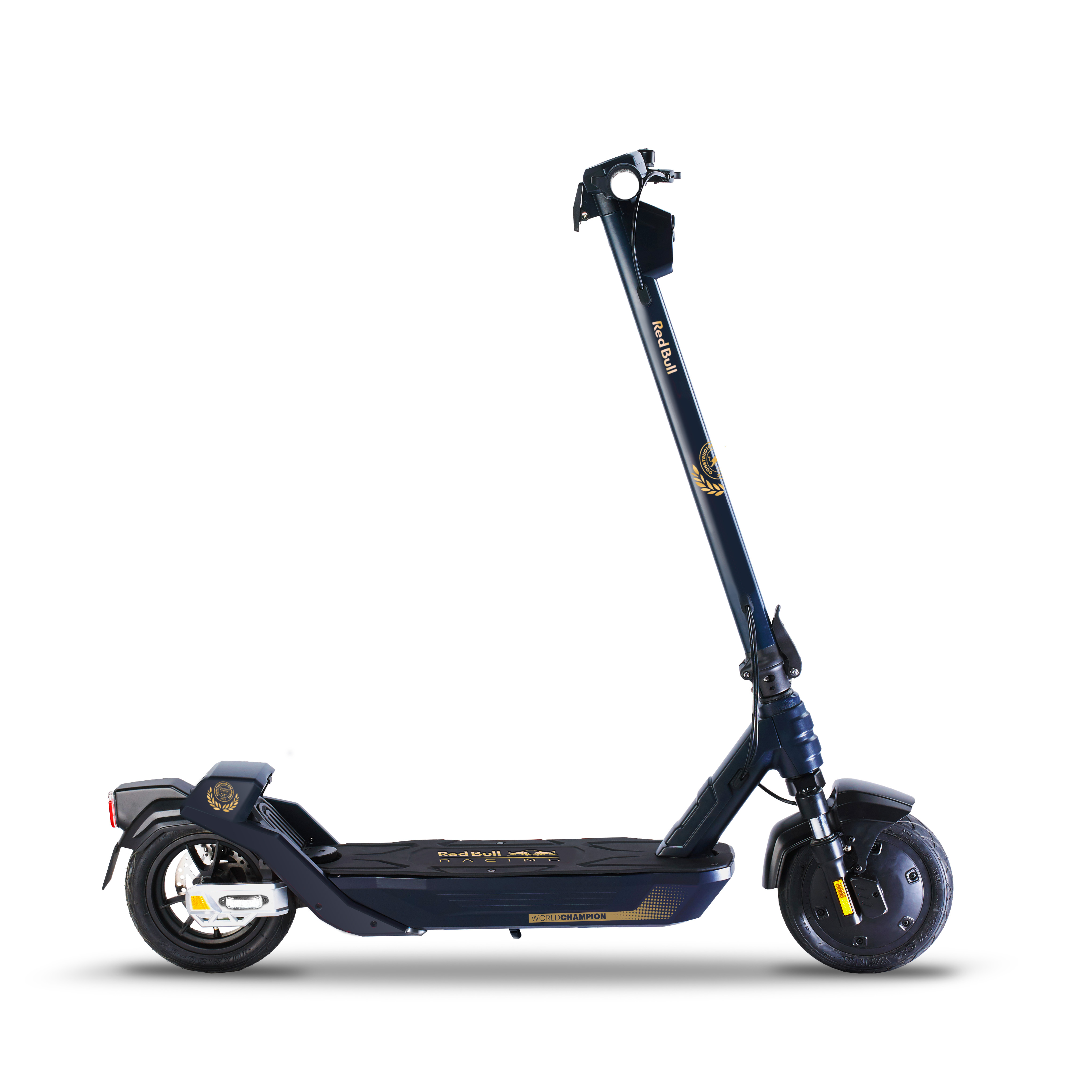 Un patinete eléctrico Red Bull azul sobre fondo blanco. Tiene una plataforma negra y detalles dorados.