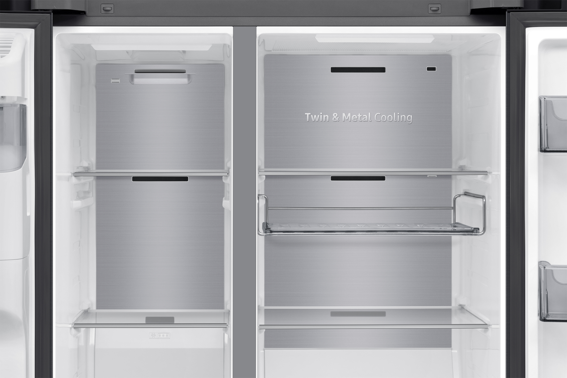 Nahaufnahme des Inneren eines Samsung Kühlschranks, Metallregale und Text Twin & Metal Cooling.
