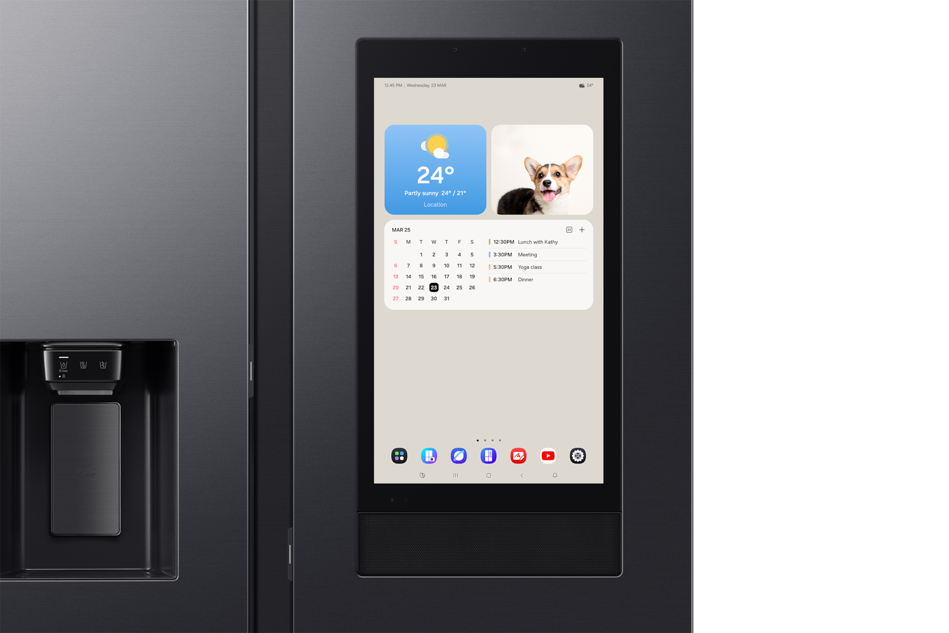 Nahaufnahme des Samsung Kühlschirmes mit Wetter, Kalender und Hundebild.