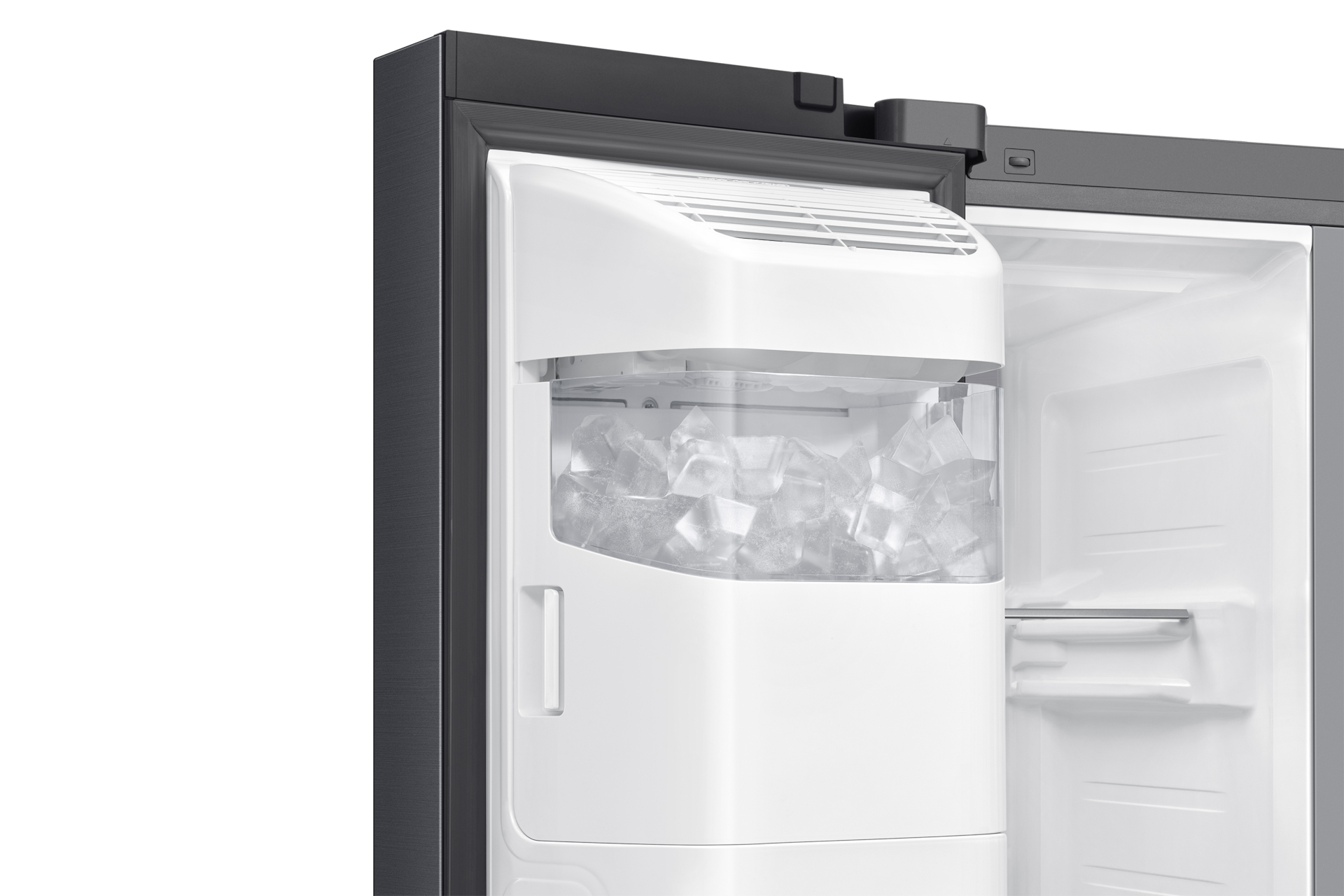 Eismaschinenfach im Samsung Kühlschrank mit Eiswürfeln gefüllt.