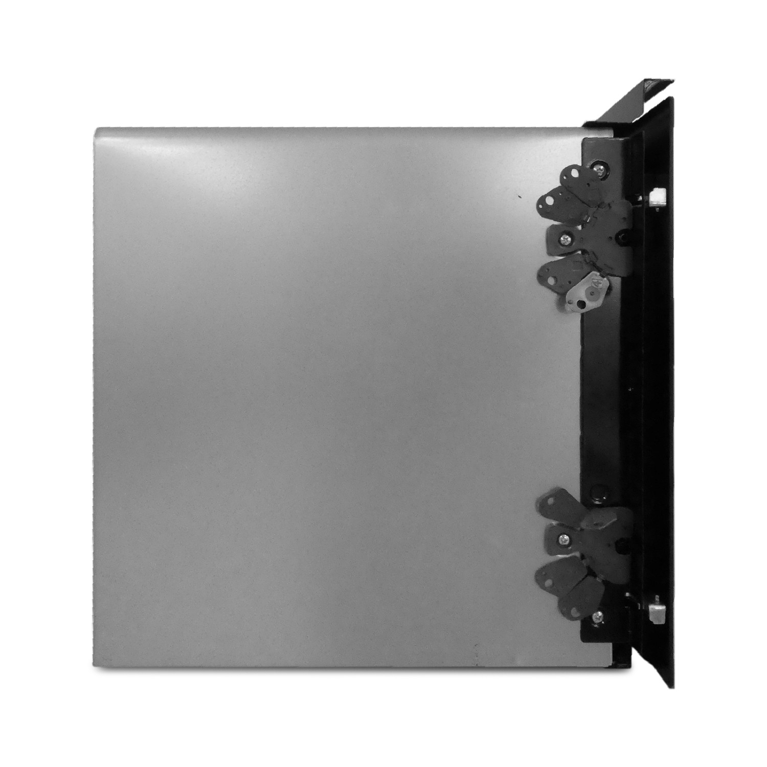 Metalowa obudowa z wpuszczonym kwadratowym środkiem, czarnym panelem bocznym i zawiasami w kształcie motyla.