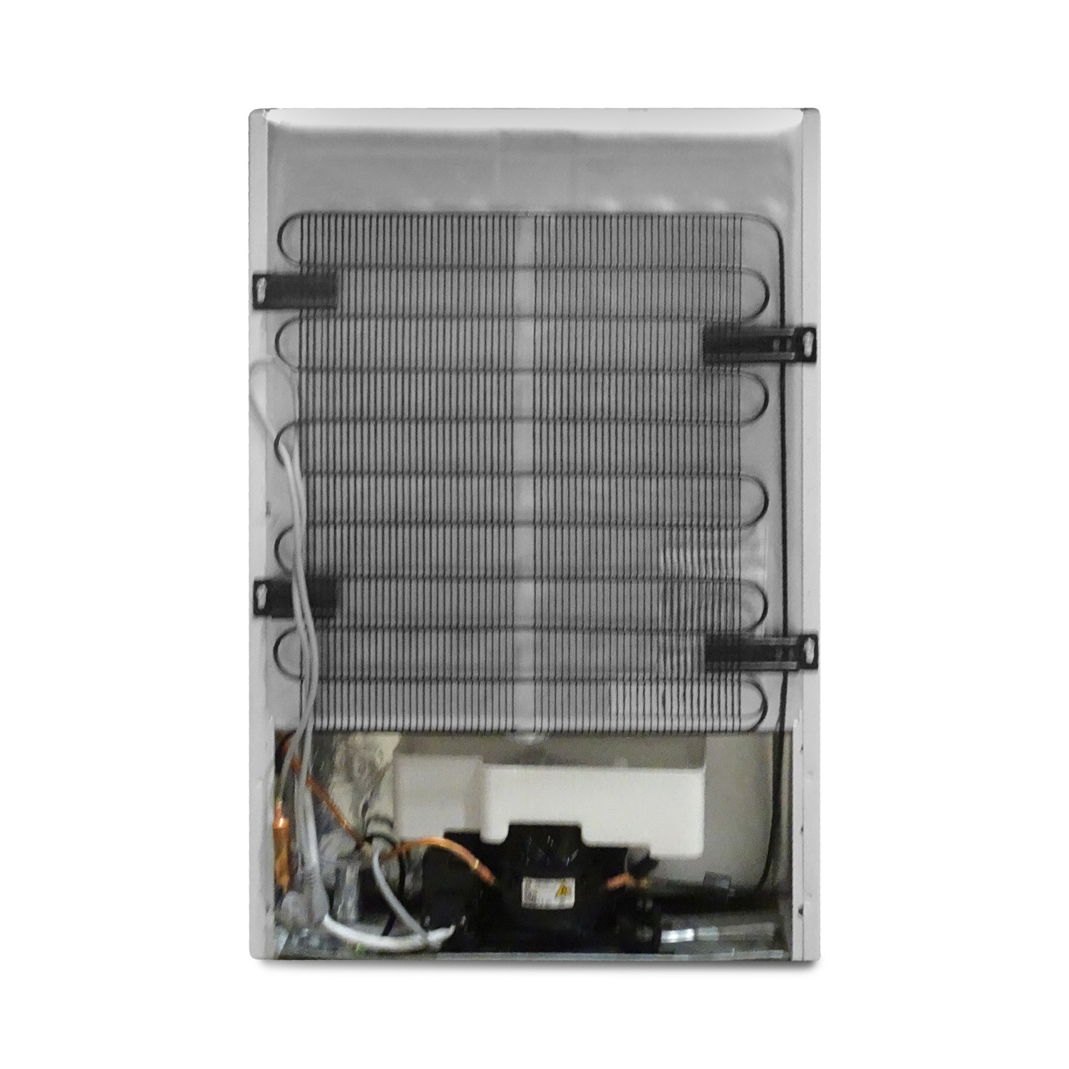 Tył lodówki. Srebrny z czarnymi rurami i czarną sprężarką. Białe tło.