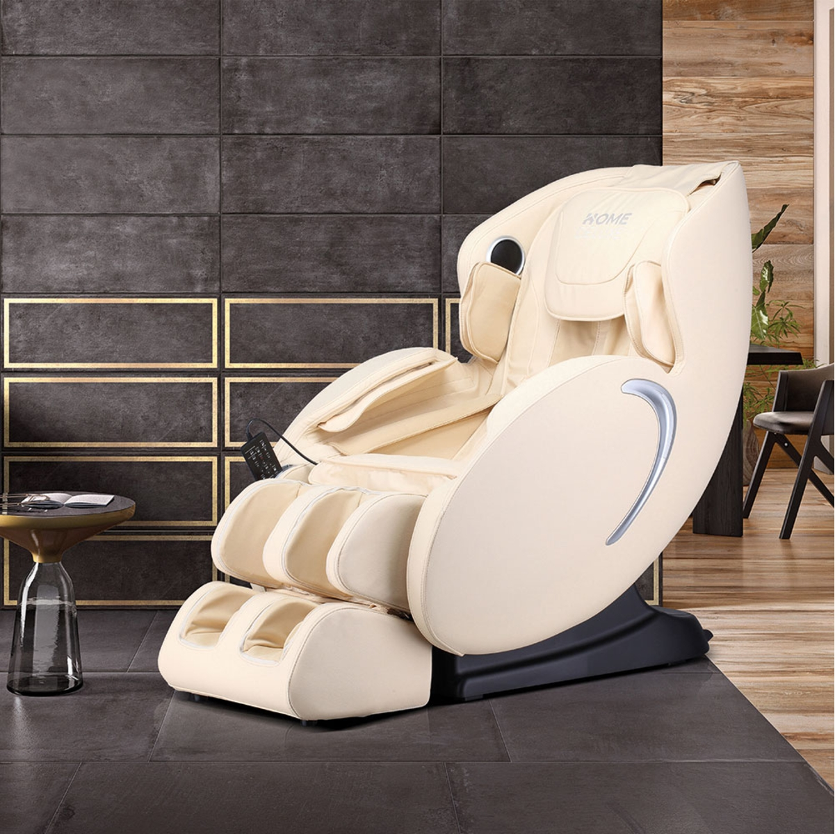 Massagesessel in Raum, Creme und Silber, mit Beistelltisch.