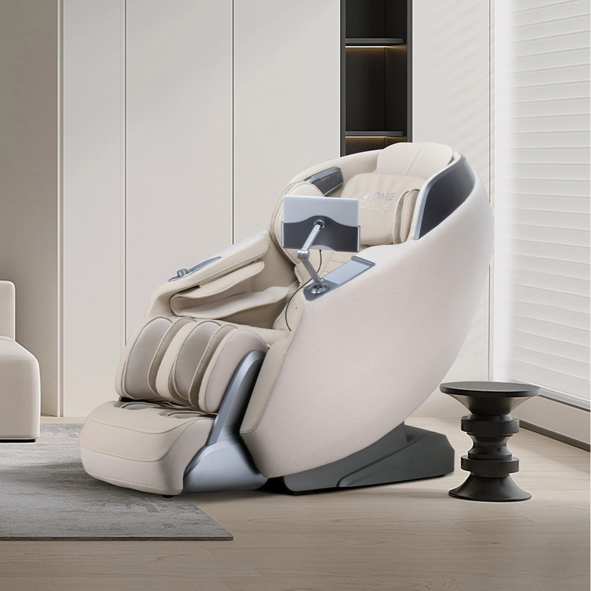 Massagesessel in Raum, Creme und Grau, mit Beistelltisch und Dekor.