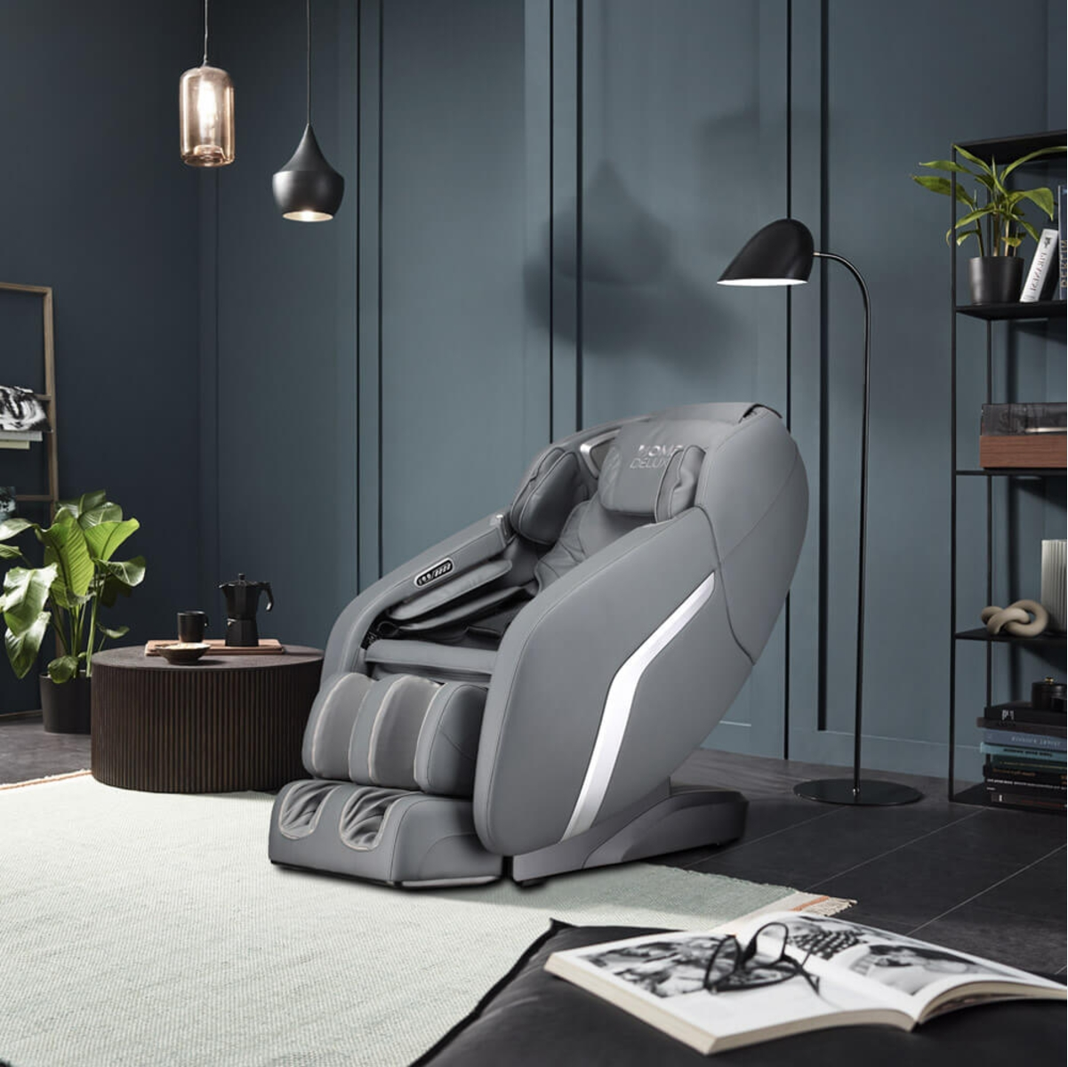 Grauer Massagesessel in einem Raum mit schwarzer Stehlampe.