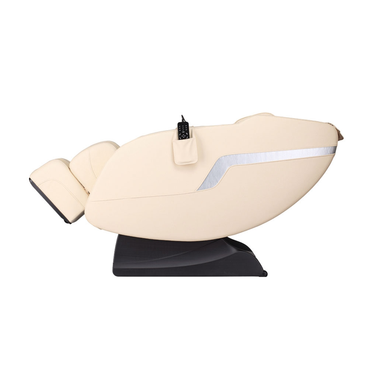 Cremefarbener Massagestuhl in Liegeposition. Sichtbare Kopfstütze, Armlehnen und Sockel. Fernbedienung in der Tasche.