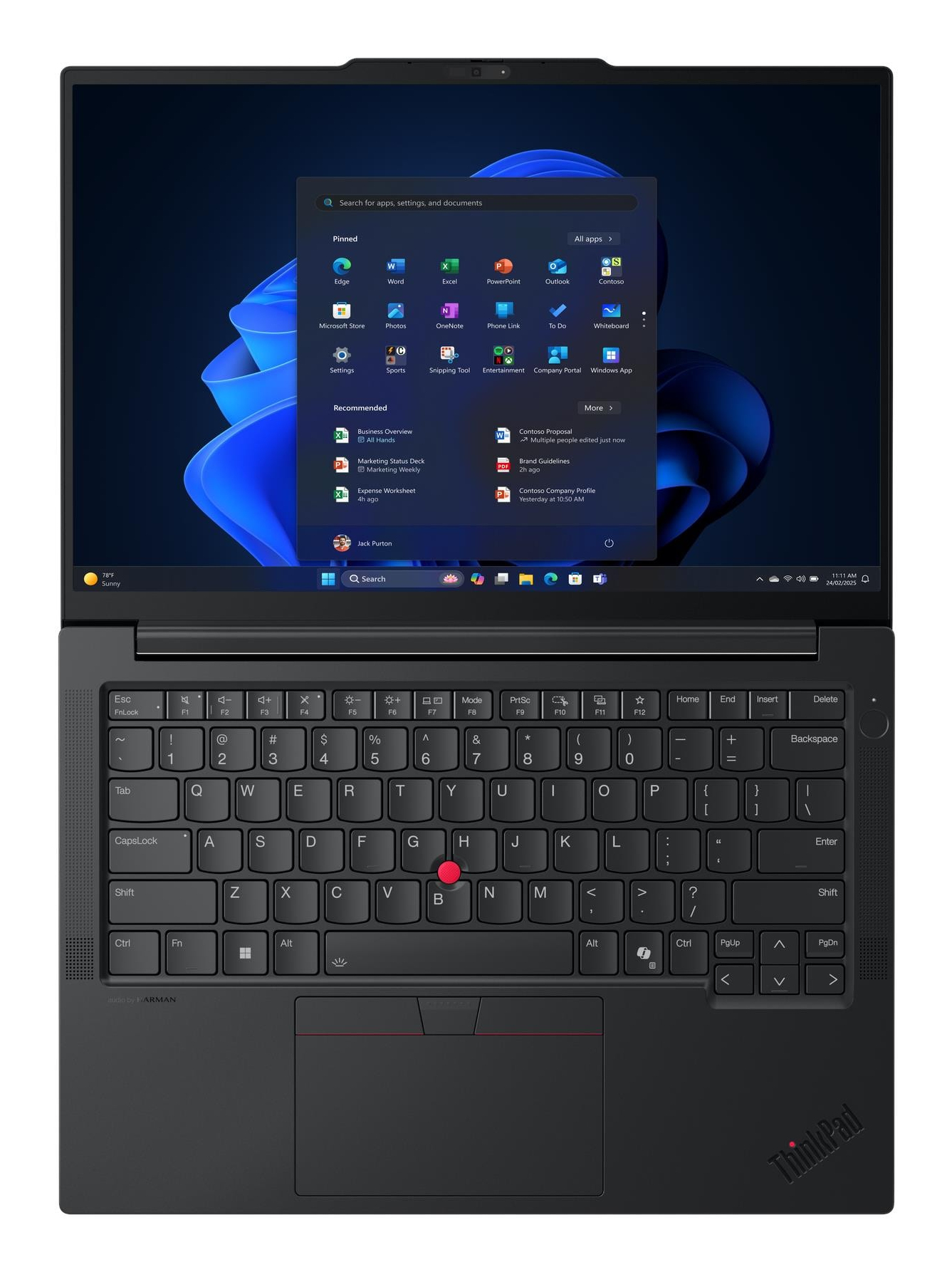 L'immagine mostra un laptop ThinkPad scuro con il menu di avvio di Windows 11 aperto.