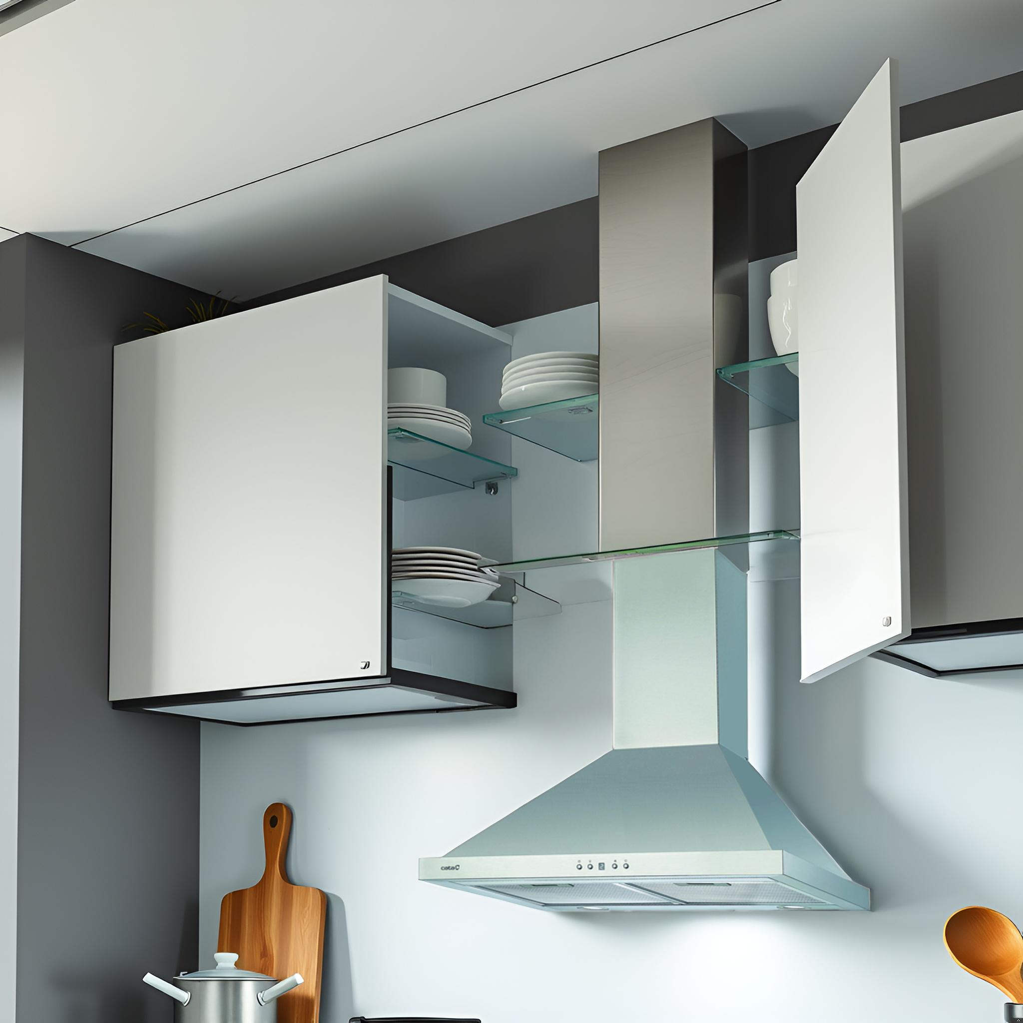 Cocina con campana extractora. Armarios blancos con estantes de cristal. Platos dentro.