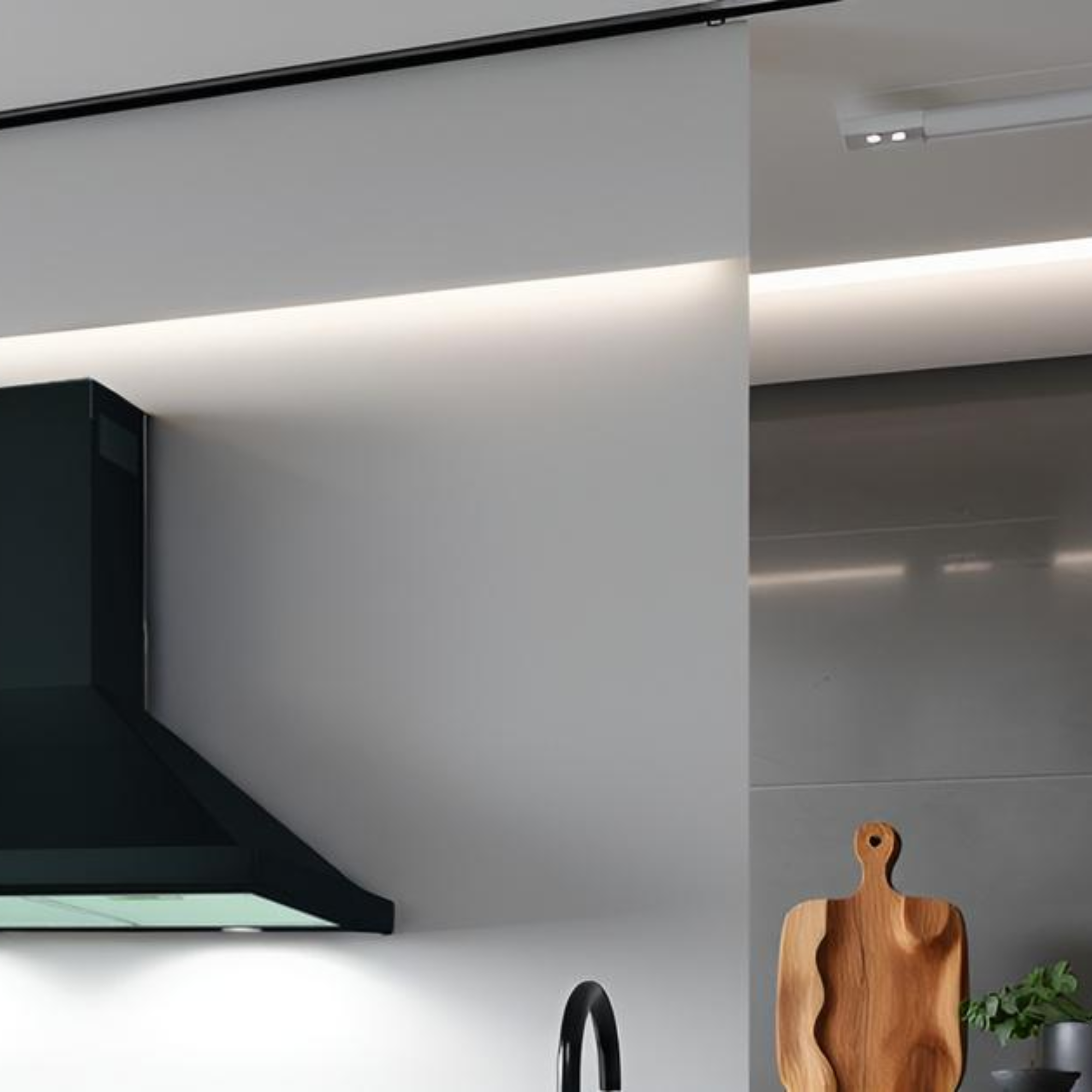 Cocina con una campana extractora negra.