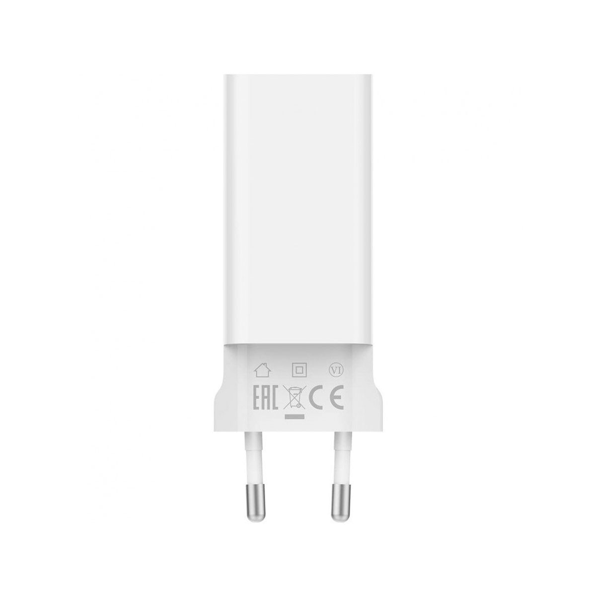 Adaptador de corriente blanco con dos clavijas, con marcas EAC y CE, aislado.