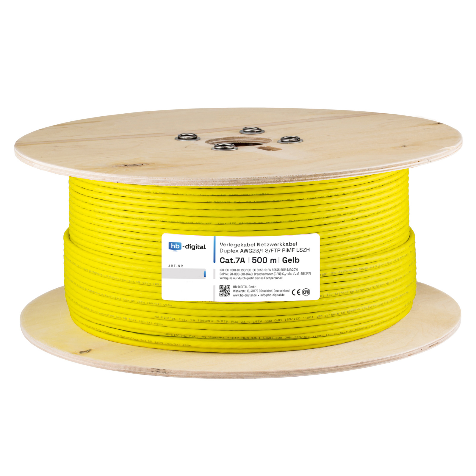 Hölzerne Kabeltrommel mit gelbem Kabel aufgerollt.