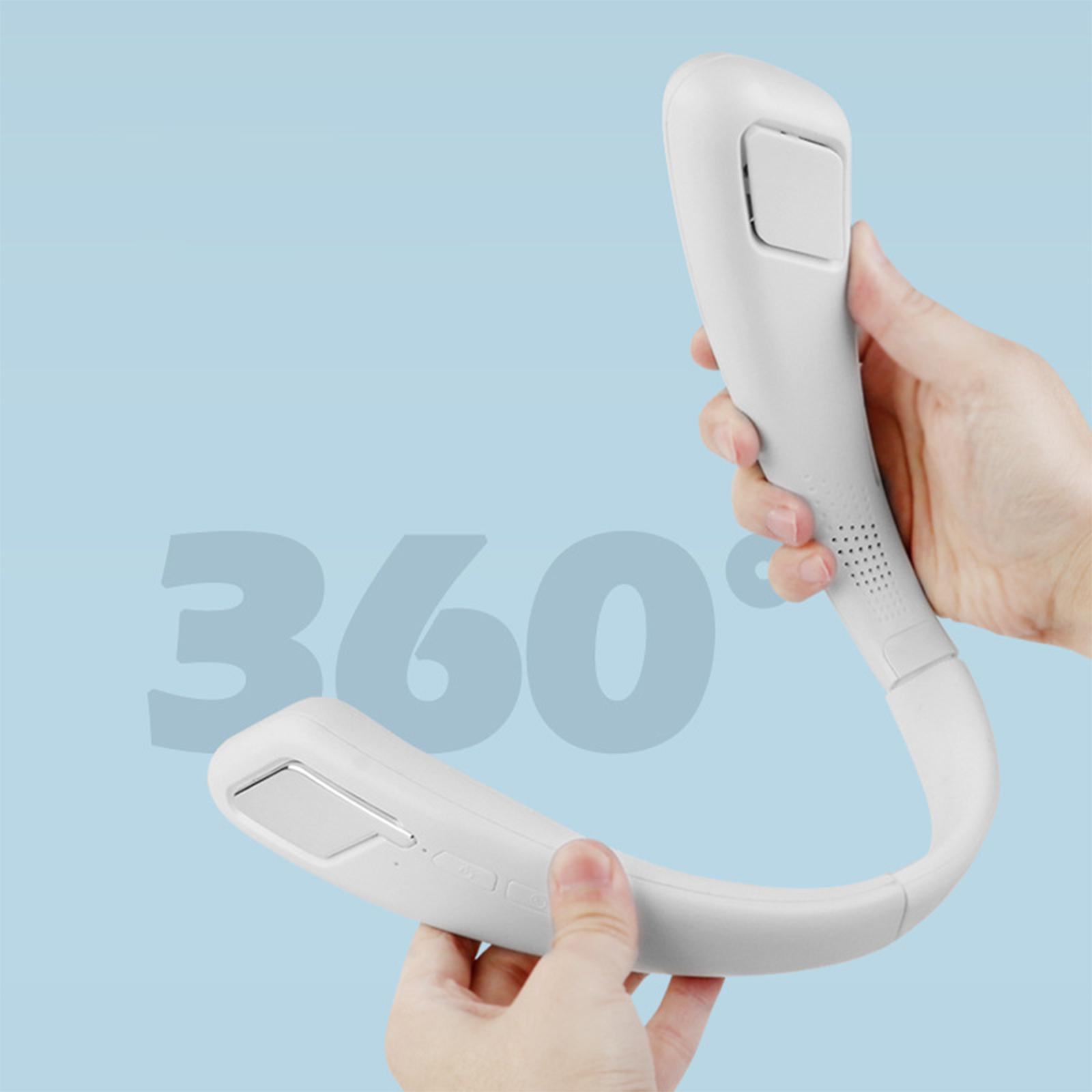 Eine Person hält einen weißen Nackenventilator und zeigt die Flexibilität und 360-Grad-Bewegungsfreiheit.