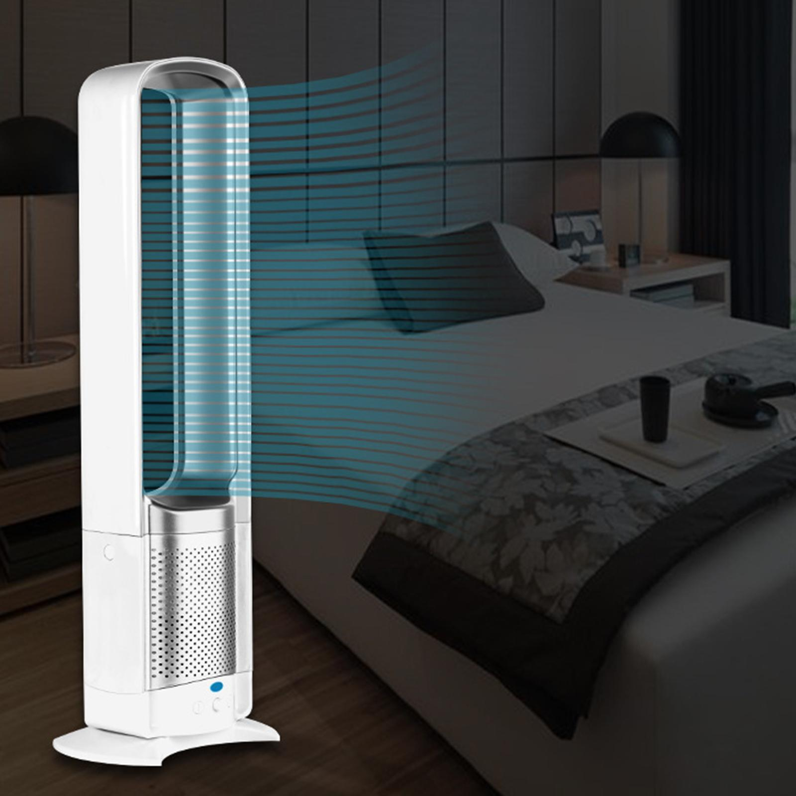 Ein weißer, blattloser Ventilator in einem Schlafzimmer. Blaue Luft wird vom Ventilator zum Bett dargestellt.