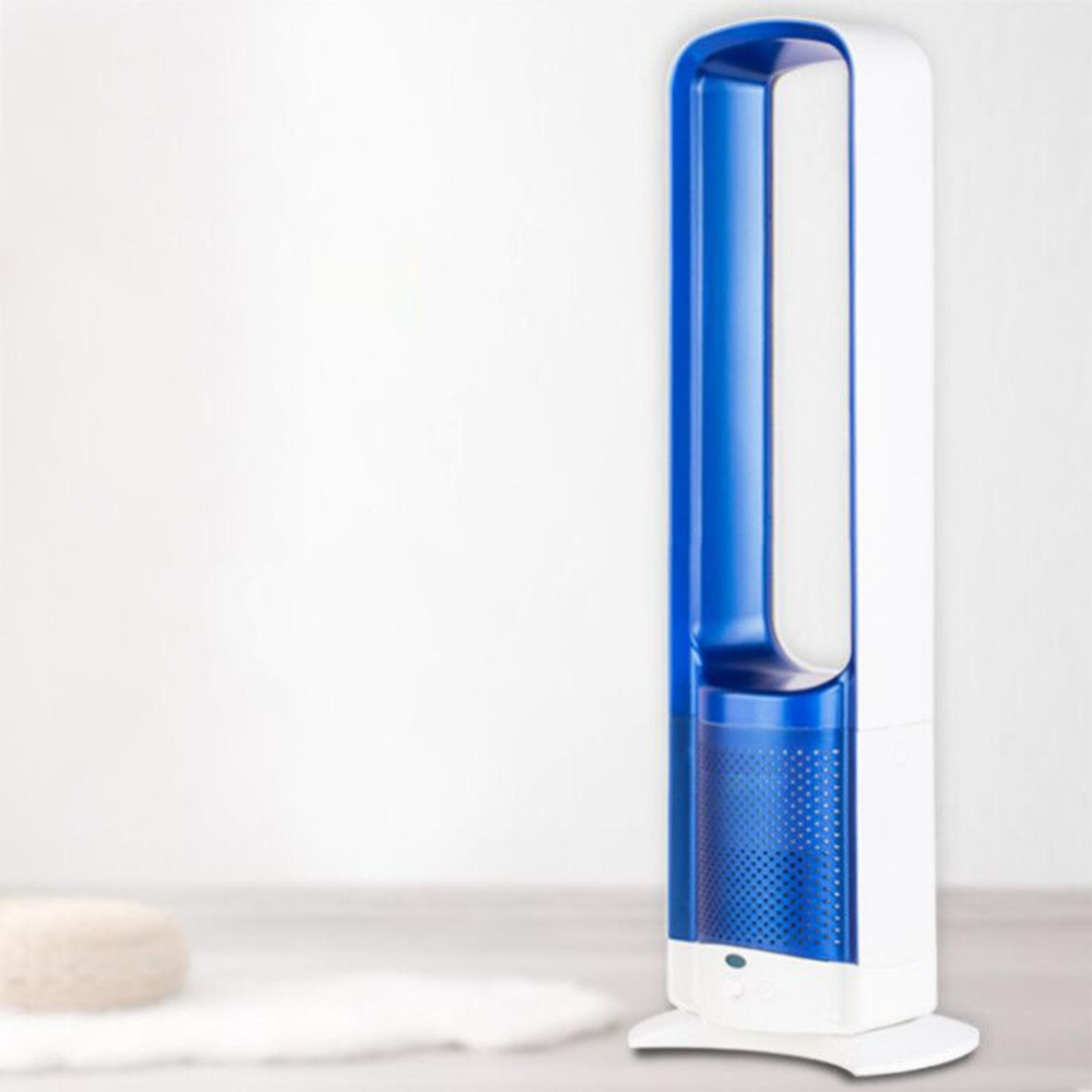 Ein weißer, blattloser Ventilator mit blauem Innenraum, auf weißer Oberfläche vor weißer Wand.