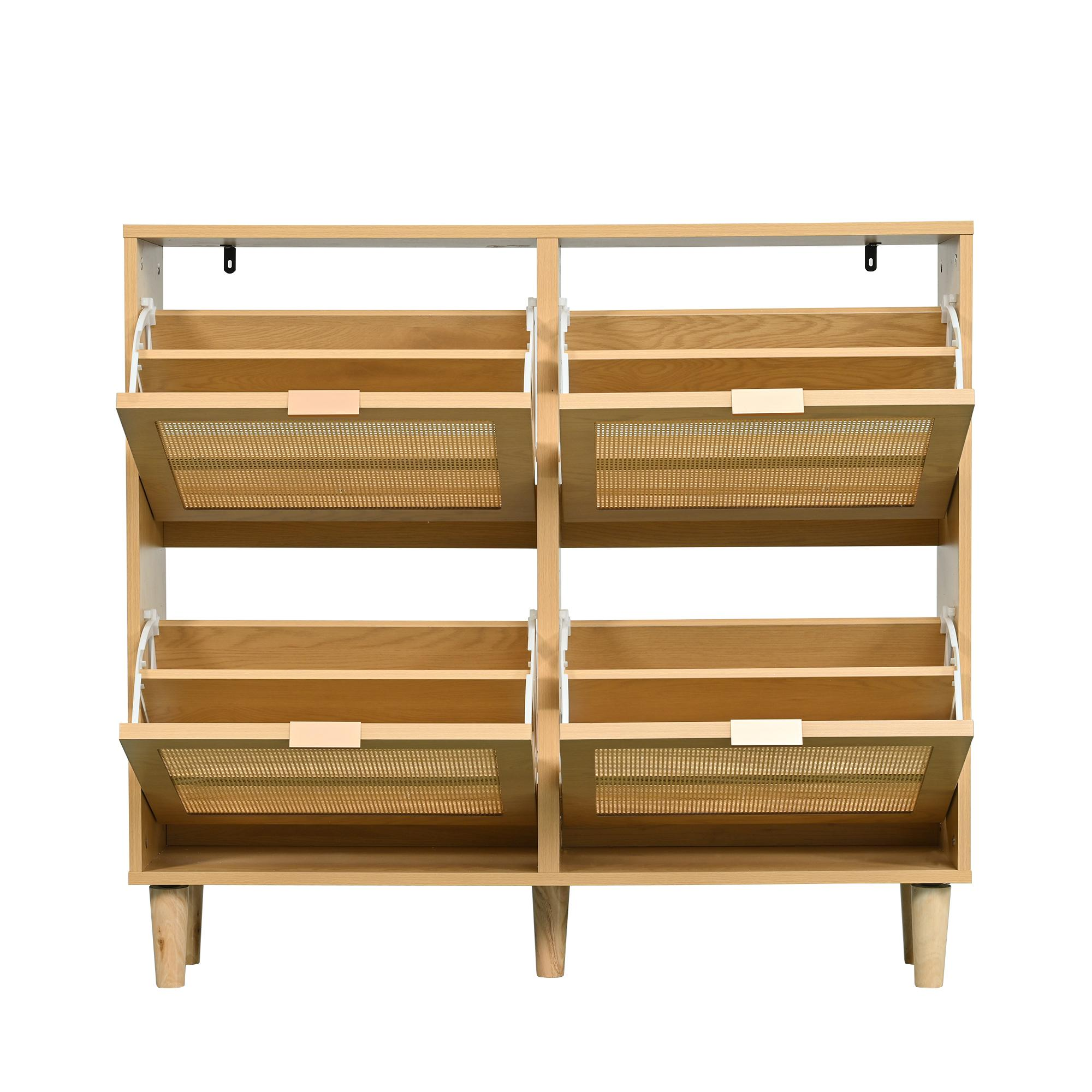 Holzschrank mit offenen Türen, Rattangeflecht und vier Beinen.