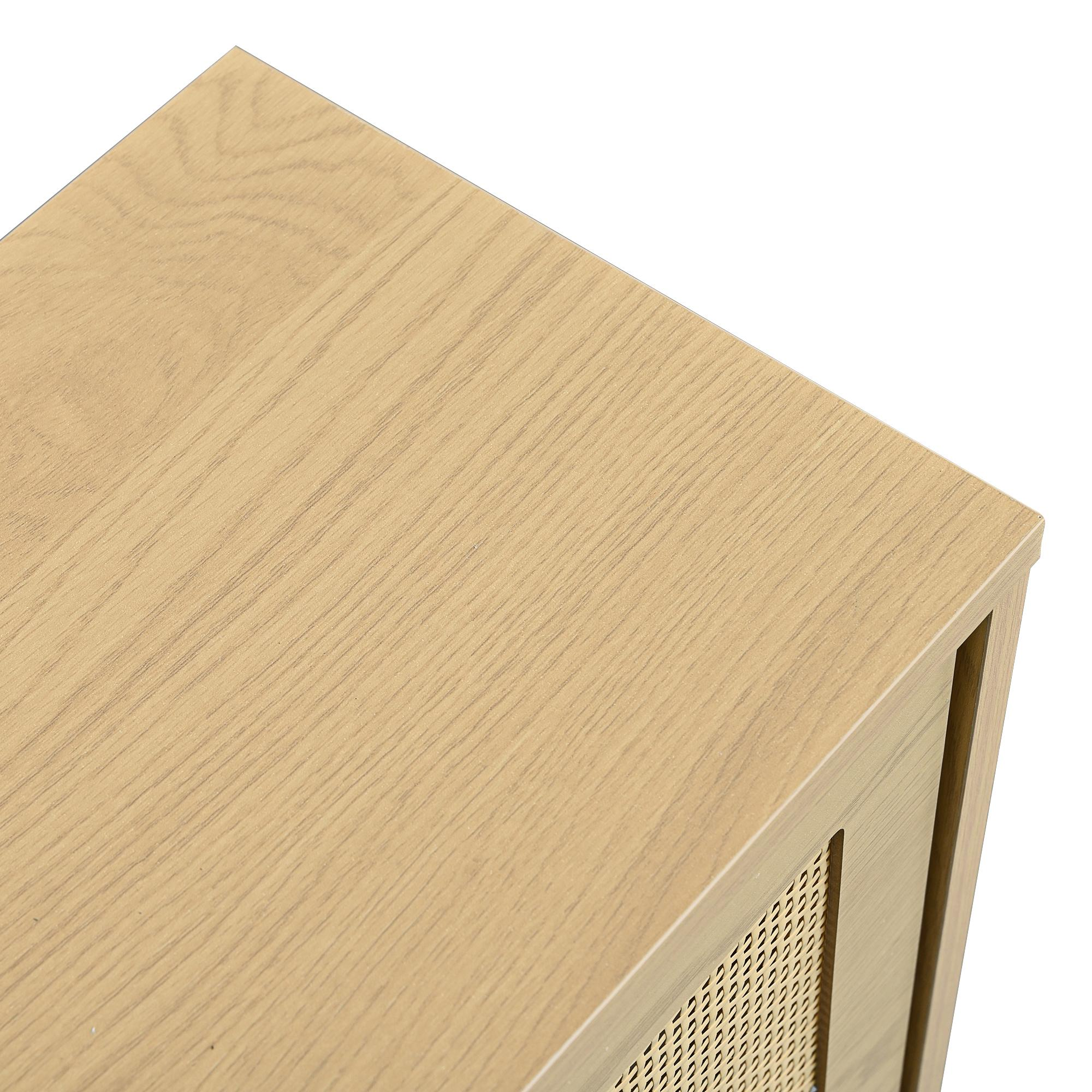 Draufsicht auf einen Holzschrank. Helle Holzmaserung sichtbar. Teil eines gewebten Korbfeldes ist zu sehen.