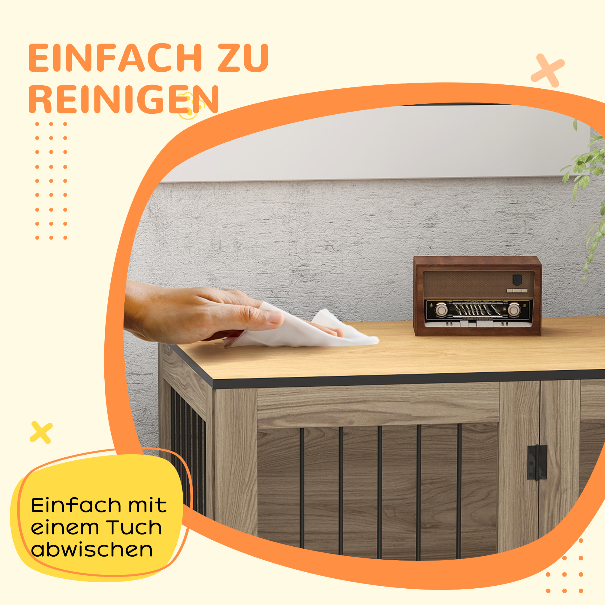 Person wischt einen Holzschrank mit einem Tuch ab. Ein Vintage-Radio steht oben.