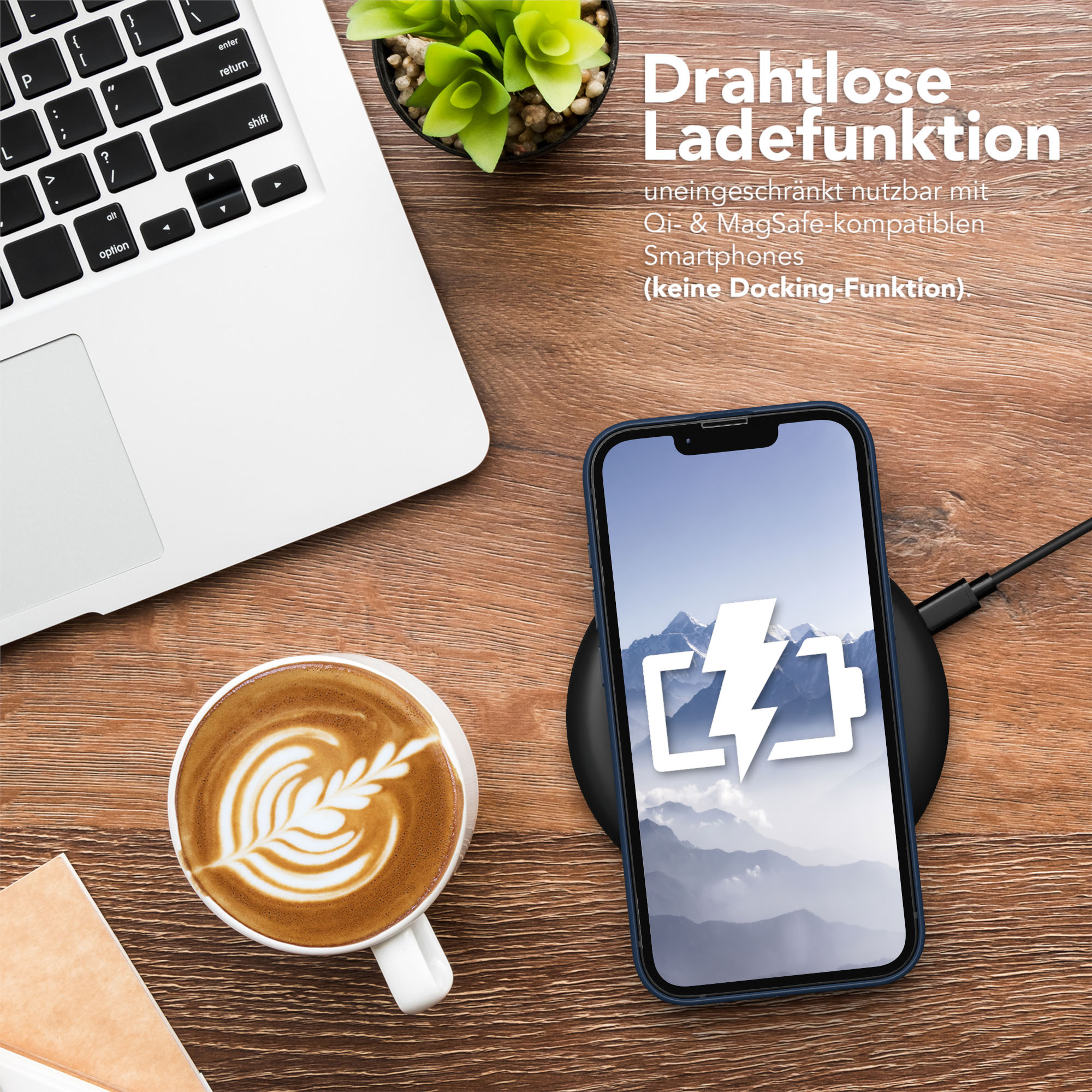 Laptop, Kaffee und Telefon auf Holztisch; Telefon wird geladen.